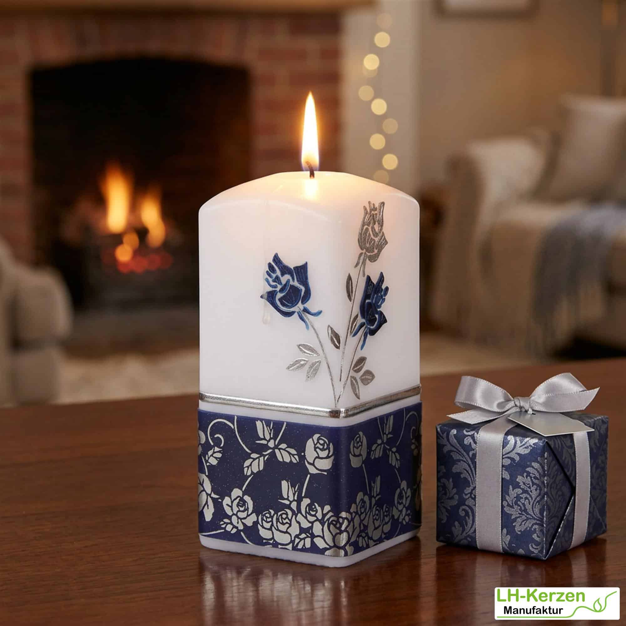 Quadratische Geburtstagskerze mit Rosendekor in Blau-Silber – personalisierbar mit Name & Zahl
