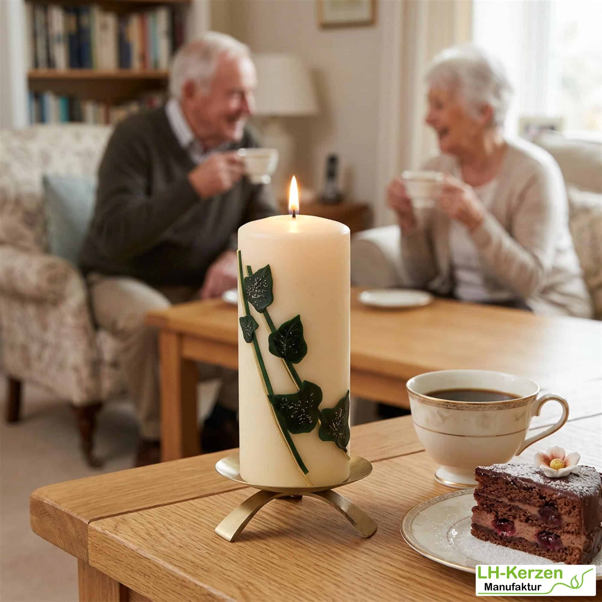 sandfarbige Geburtstagskerze mit Efeuranke in grün-gold