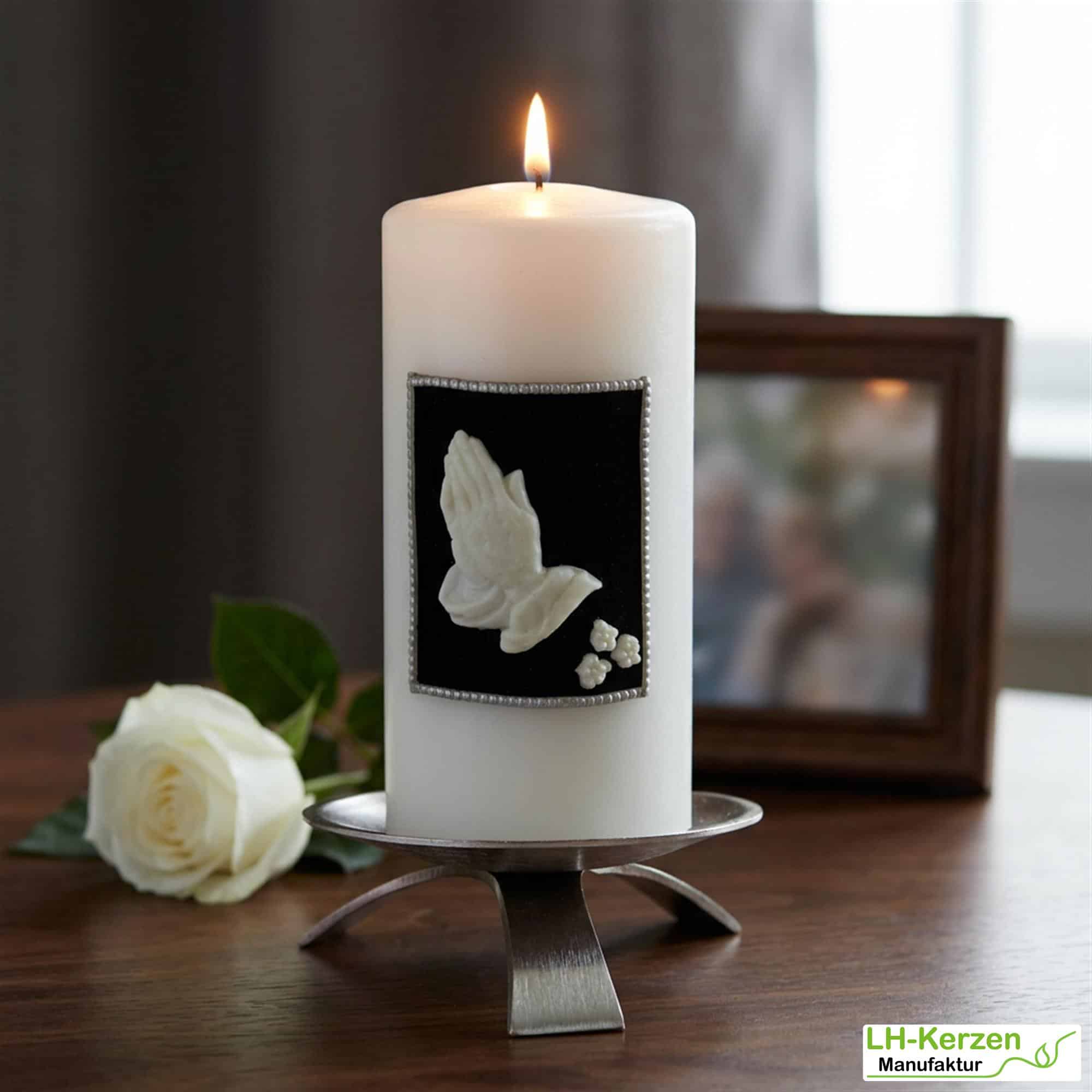 weiße Trauerkerze Betende Hände, schwarz-weiß verziert