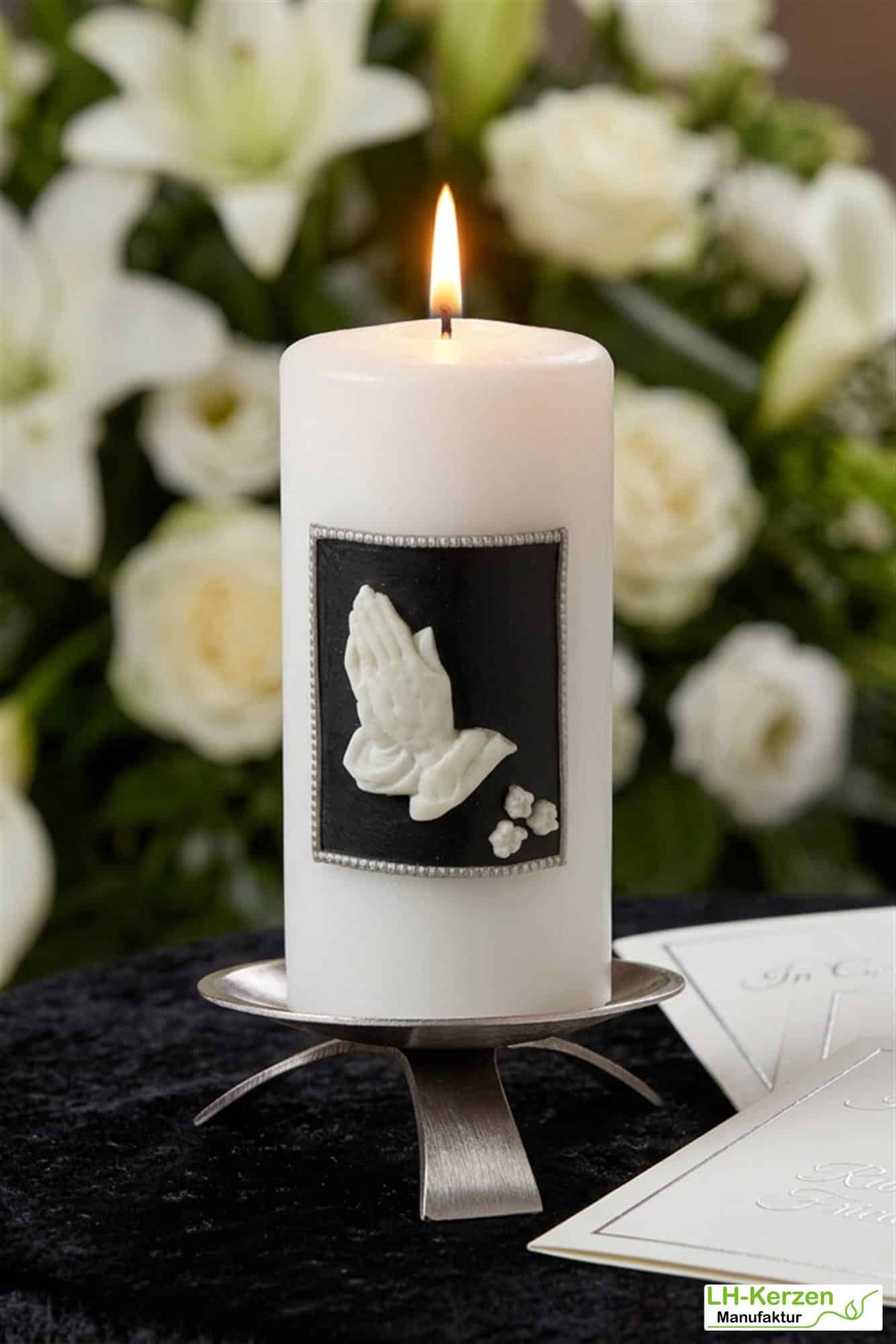 weiße Trauerkerze Betende Hände, schwarz-weiß verziert