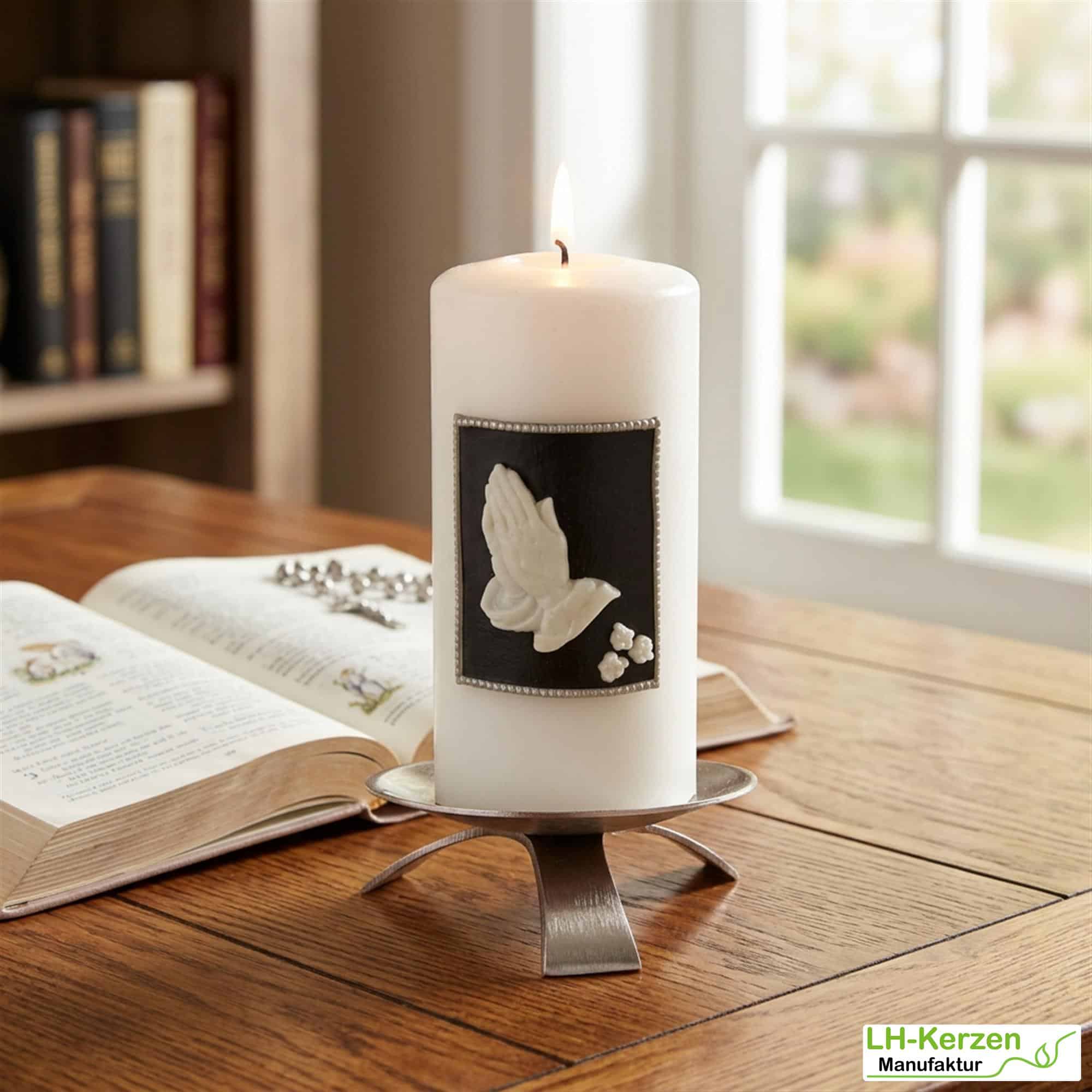 weiße Trauerkerze Betende Hände, schwarz-weiß verziert