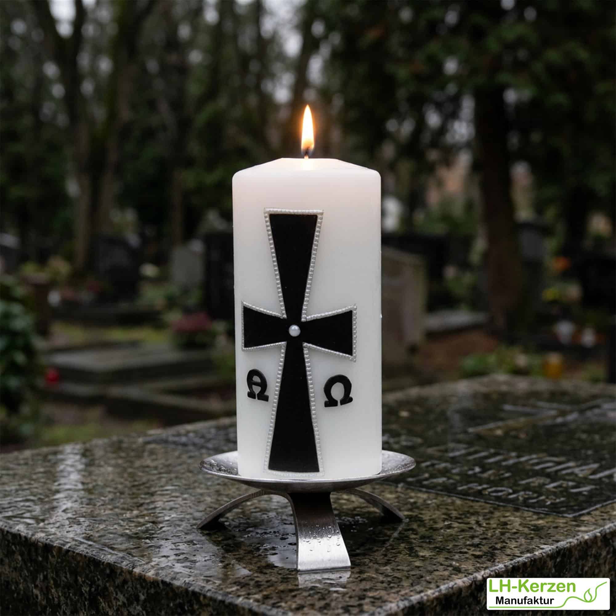 weiße Trauerkerze mit Kreuz, schwarz/silber verziert