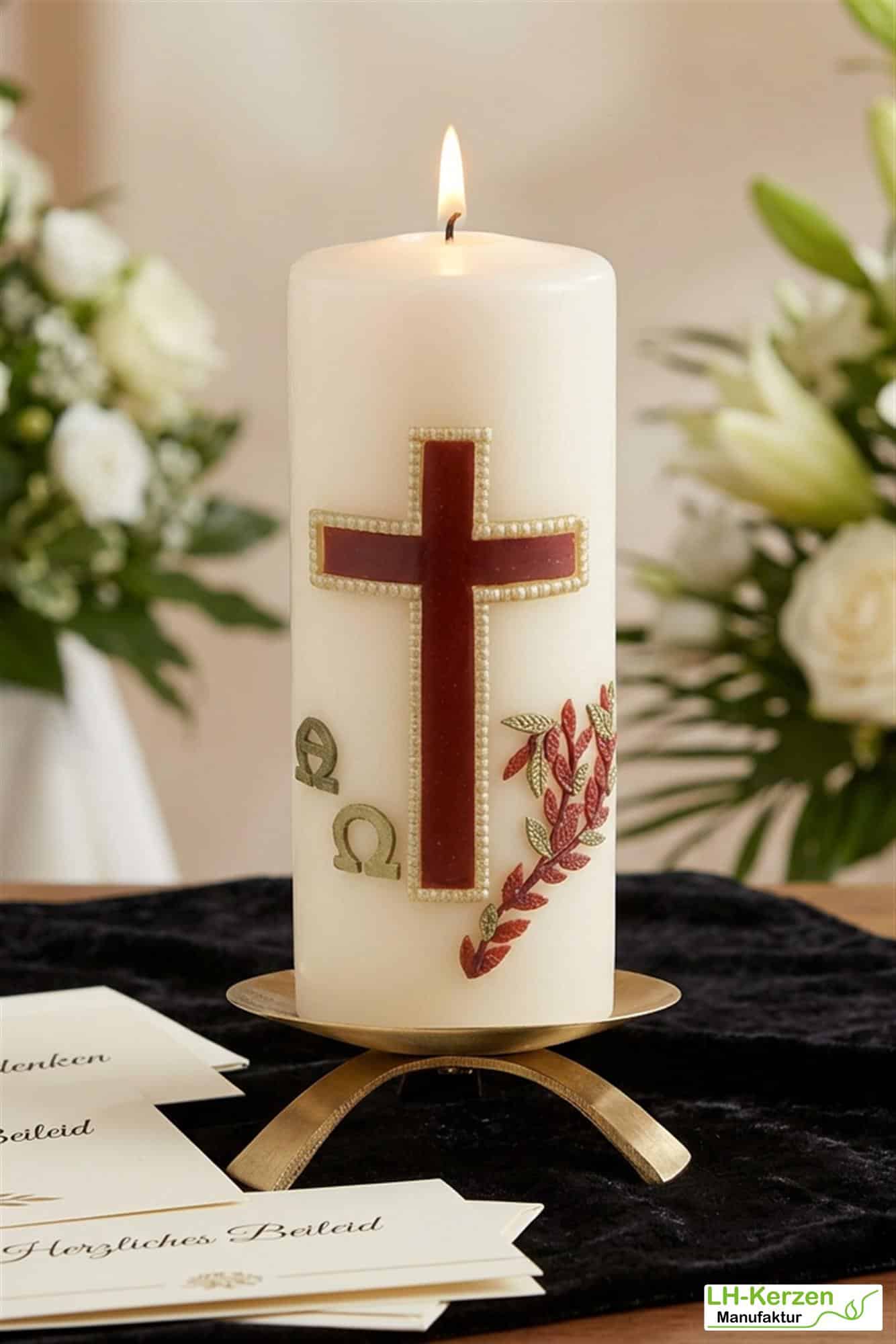 Gedenkkerze in creme mit Alpha - Omega braun/gold verziert