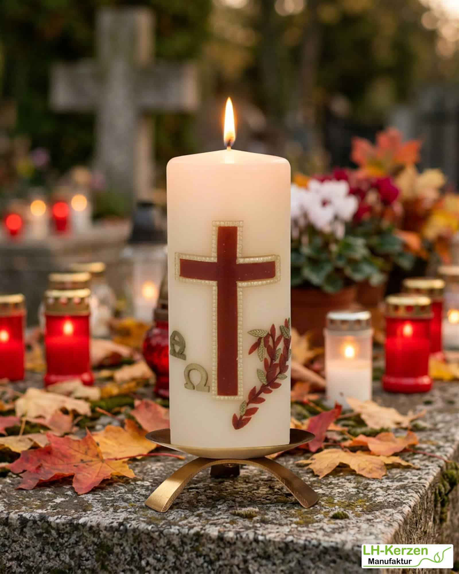 Gedenkkerze in creme mit Alpha - Omega braun/gold verziert