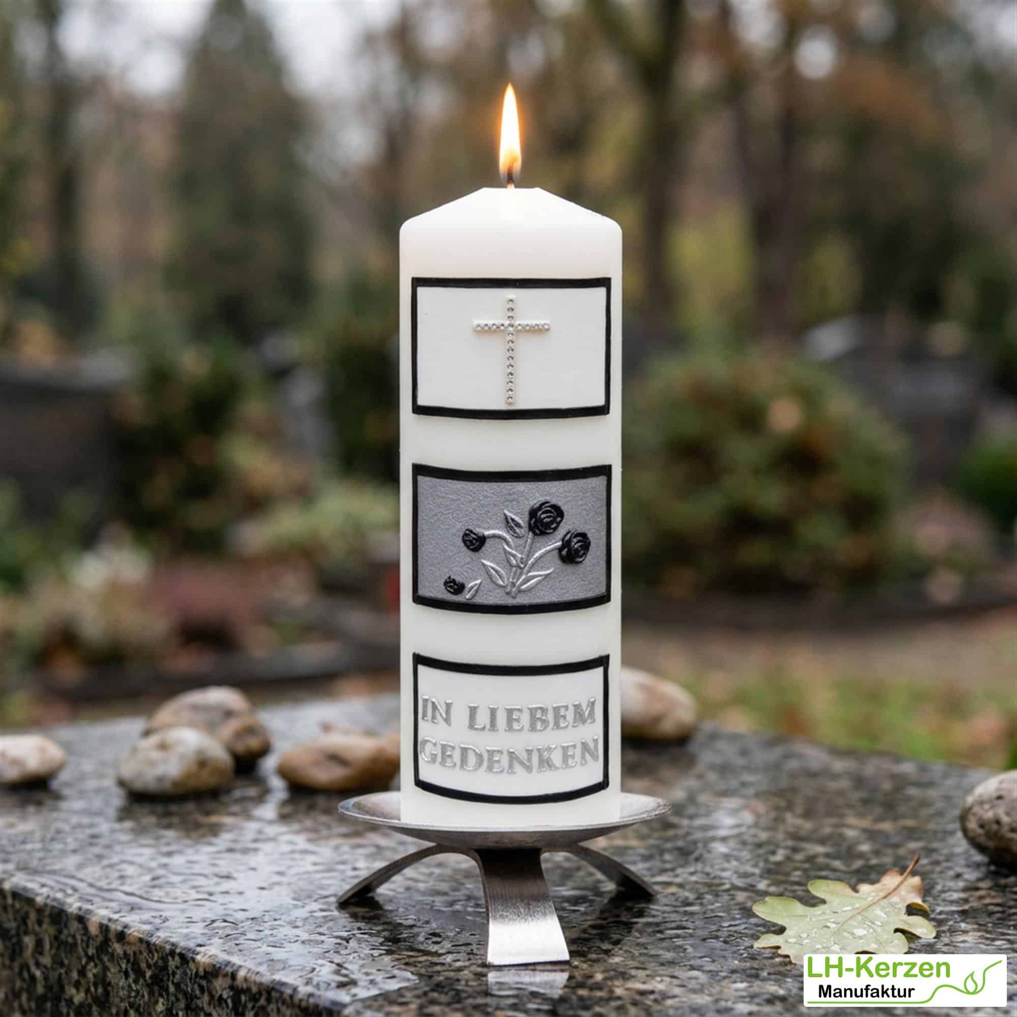 Schlichte Trauerkerze in elfenbein "In liebem Gedenken" mit Kacheln, silber, Echtwachsbeschriftung