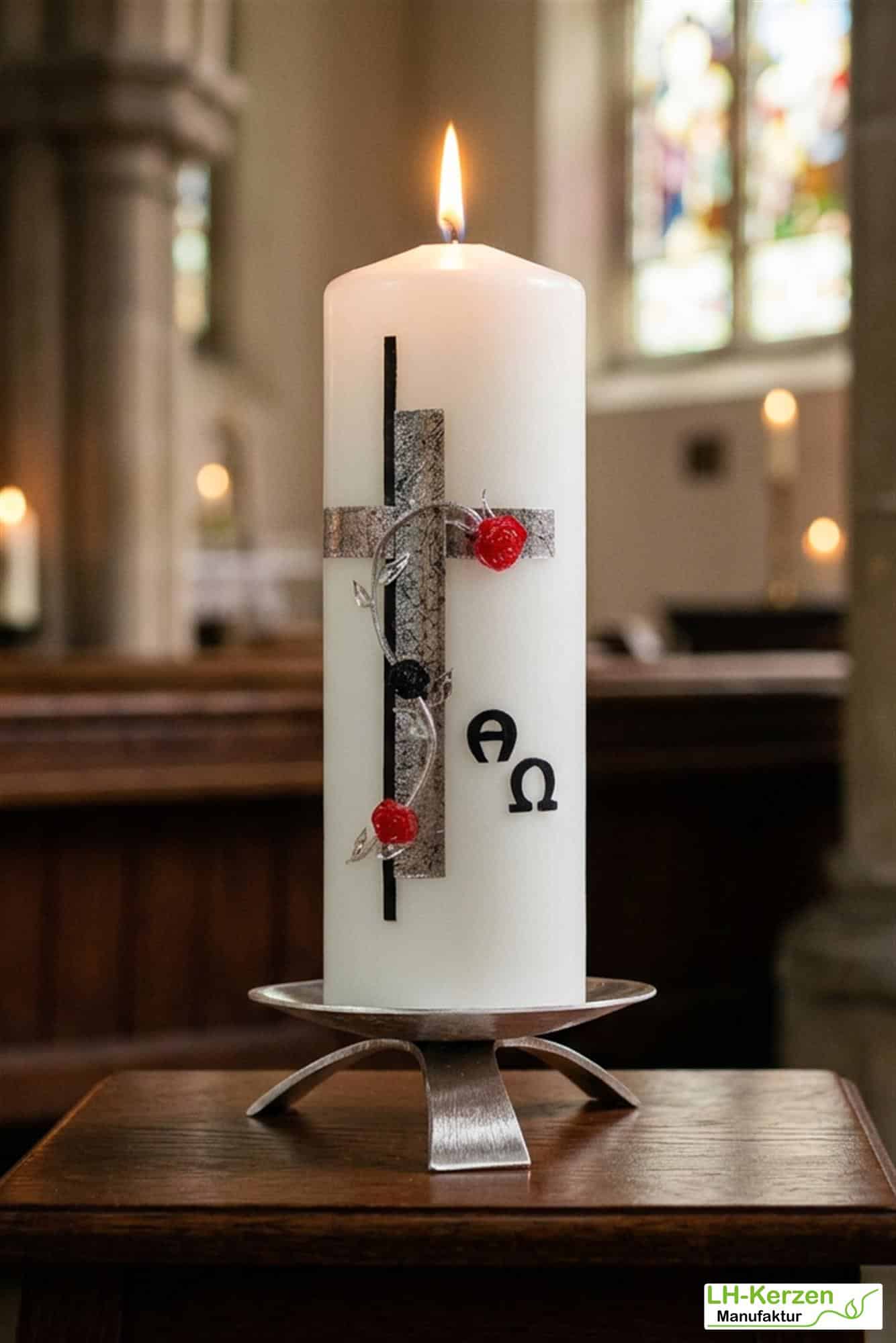 weiße Trauerkerze Alpha Omega mit Kreuz in antik silber