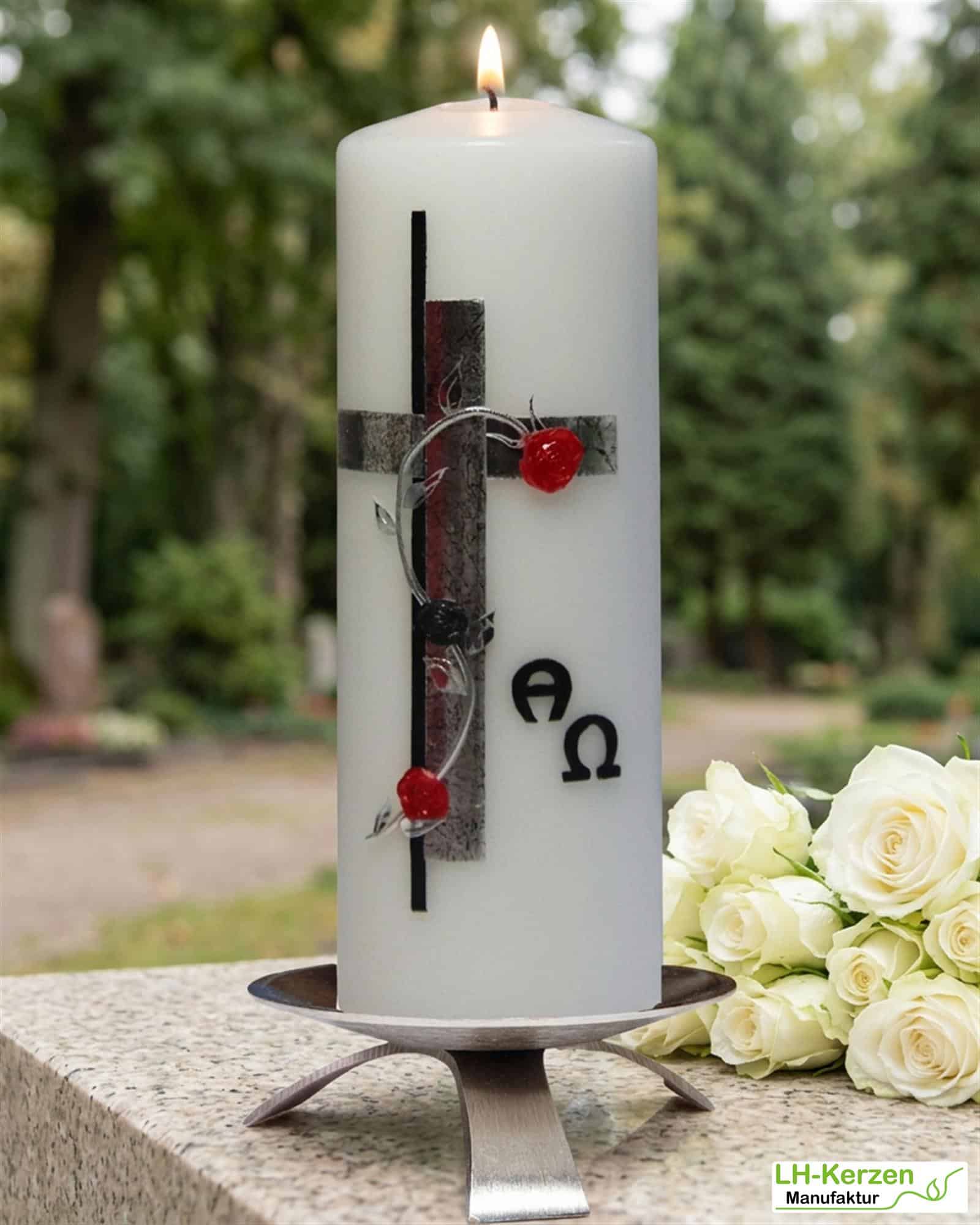 weiße Trauerkerze Alpha Omega mit Kreuz in antik silber