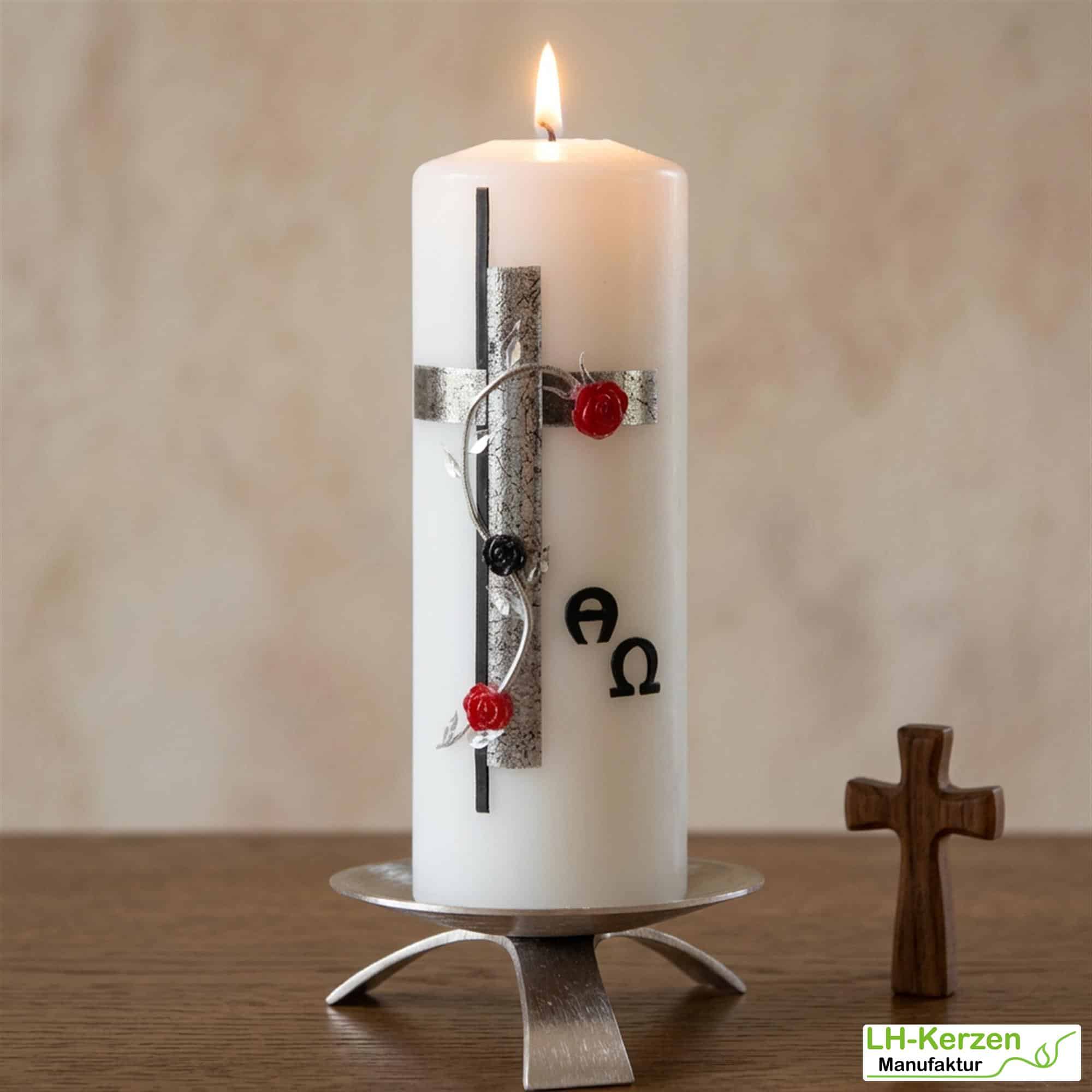 weiße Trauerkerze Alpha Omega mit Kreuz in antik silber