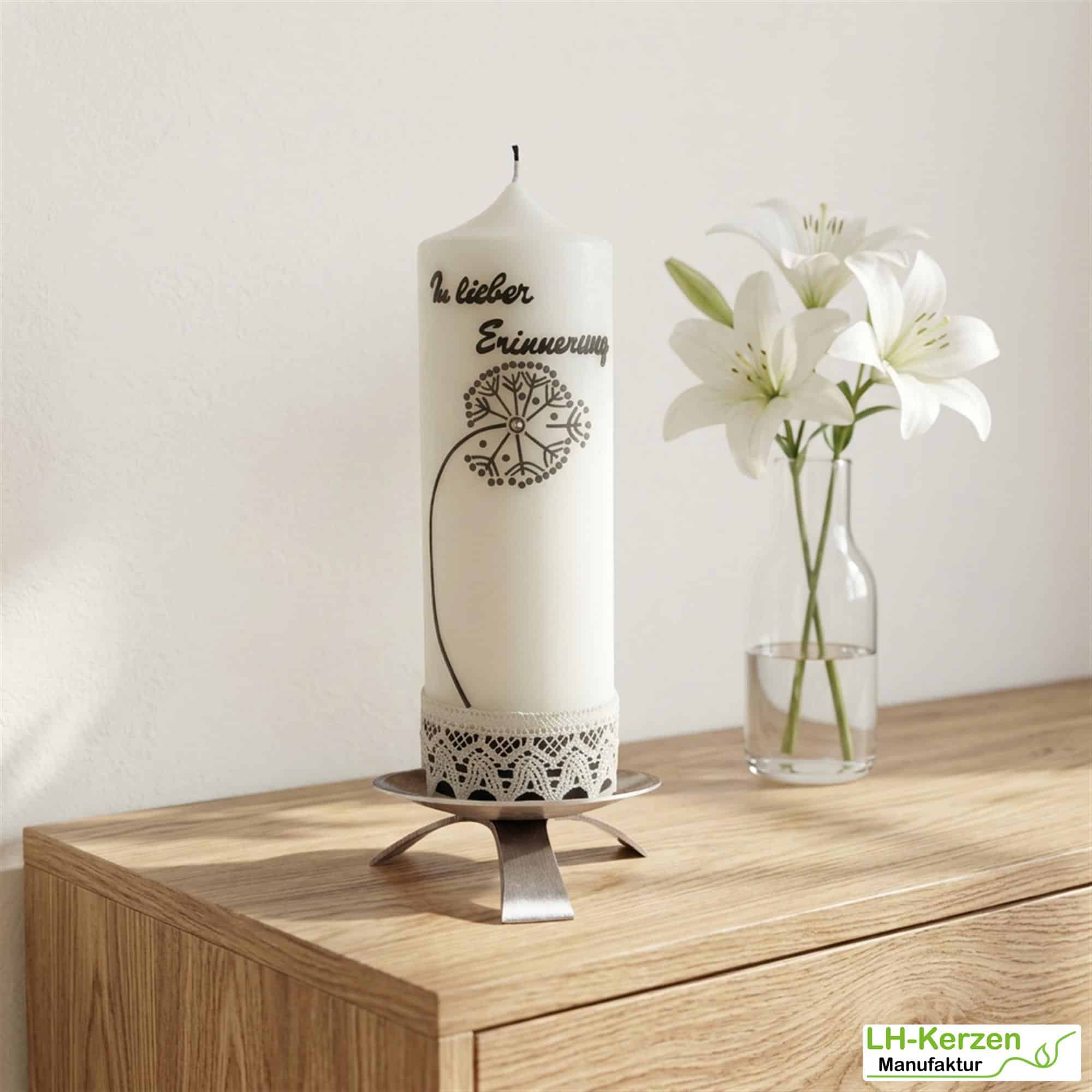 Trauerkerze in elfenbein mit Pusteblume und Klöppelspitze, handbeschriftet mit Echtwachs