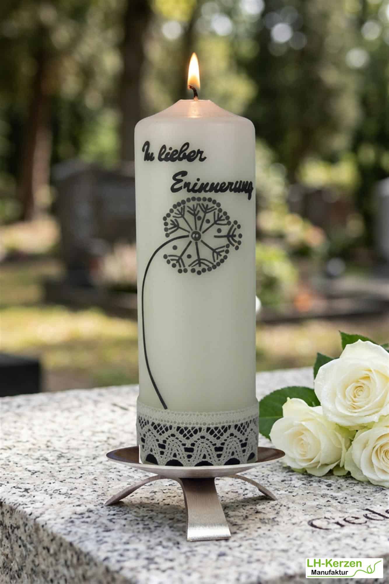 Trauerkerze in elfenbein mit Pusteblume und Klöppelspitze, handbeschriftet mit Echtwachs