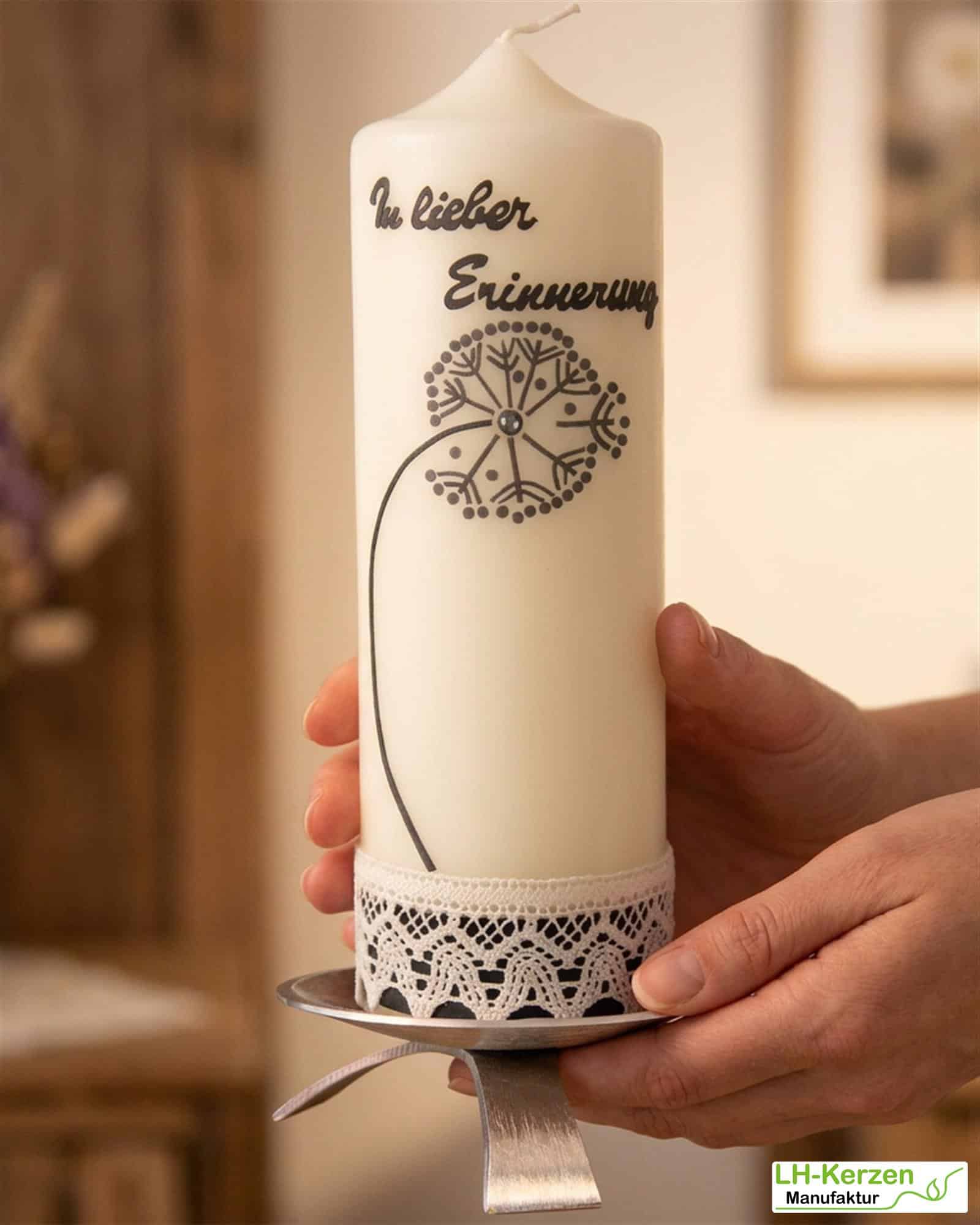 Trauerkerze in elfenbein mit Pusteblume und Klöppelspitze, handbeschriftet mit Echtwachs