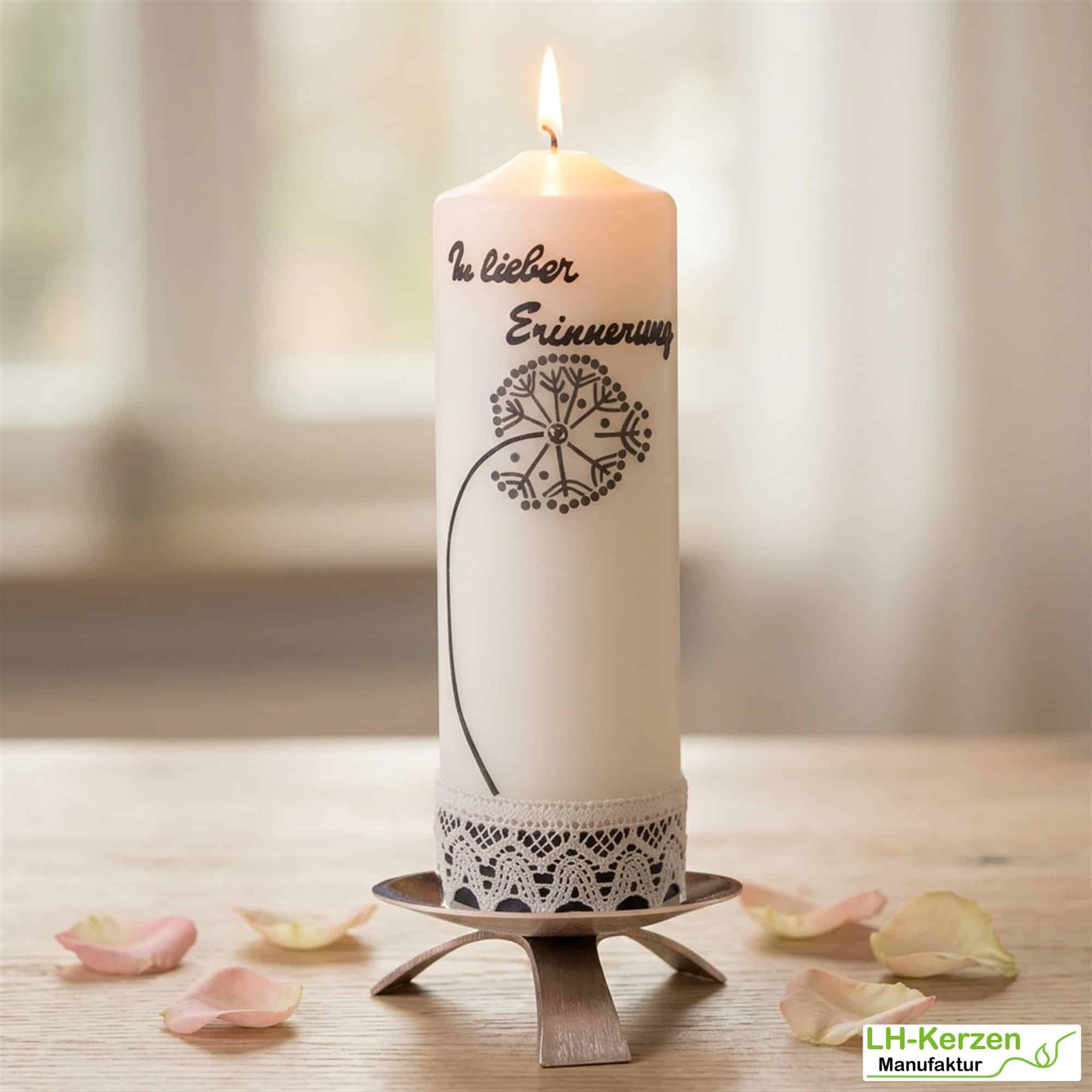 Trauerkerze in elfenbein mit Pusteblume und Klöppelspitze, handbeschriftet mit Echtwachs