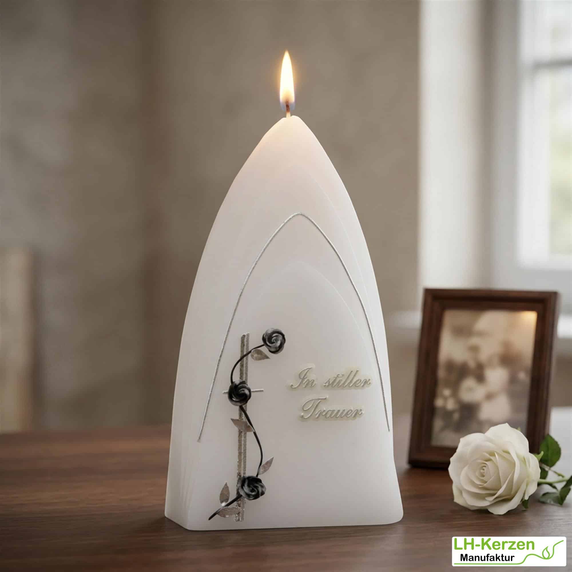 Weiße Trauerkerze In stiller Trauer mit Kreuz in antik-silber, Formkerze