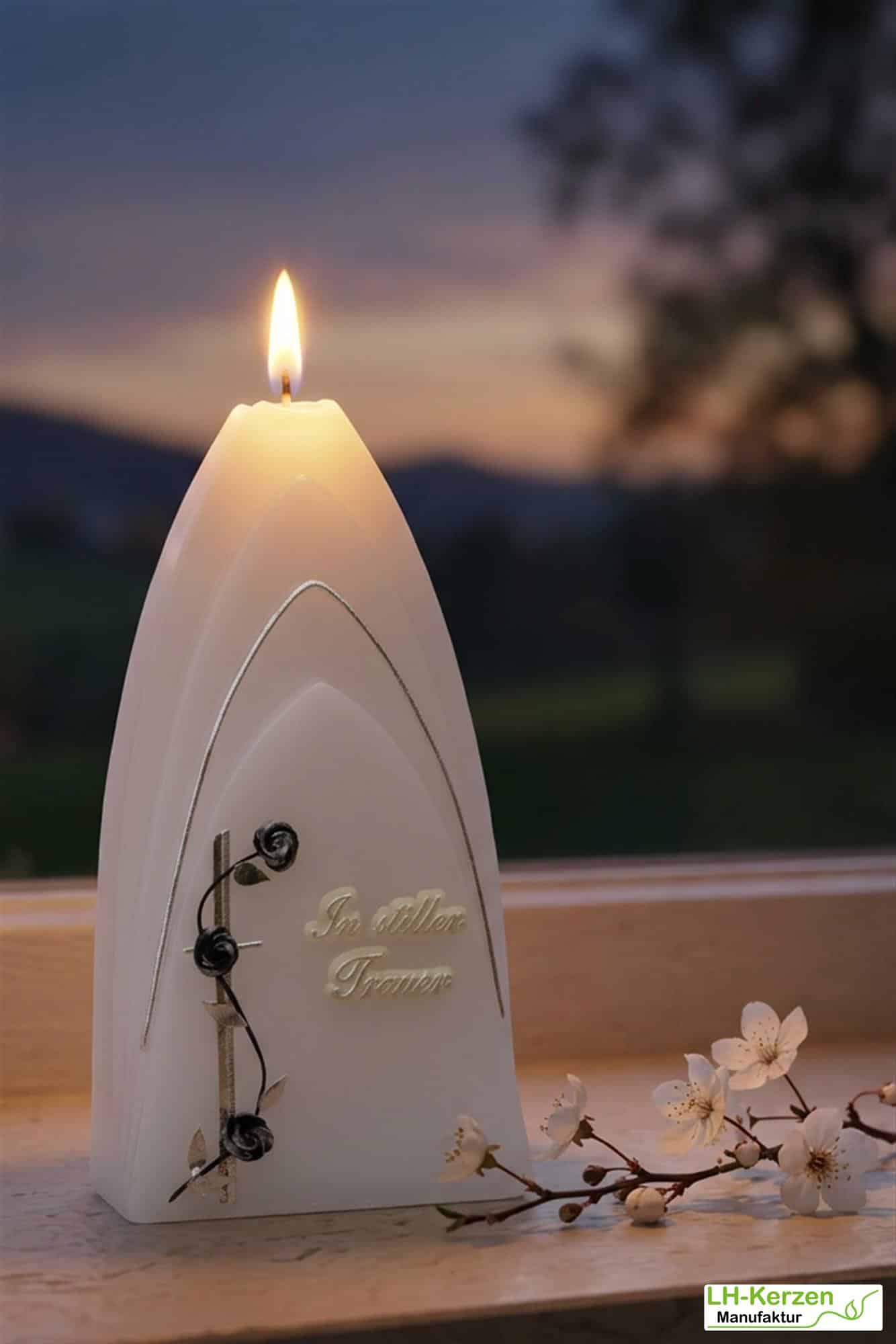 Weiße Trauerkerze In stiller Trauer mit Kreuz in antik-silber, Formkerze