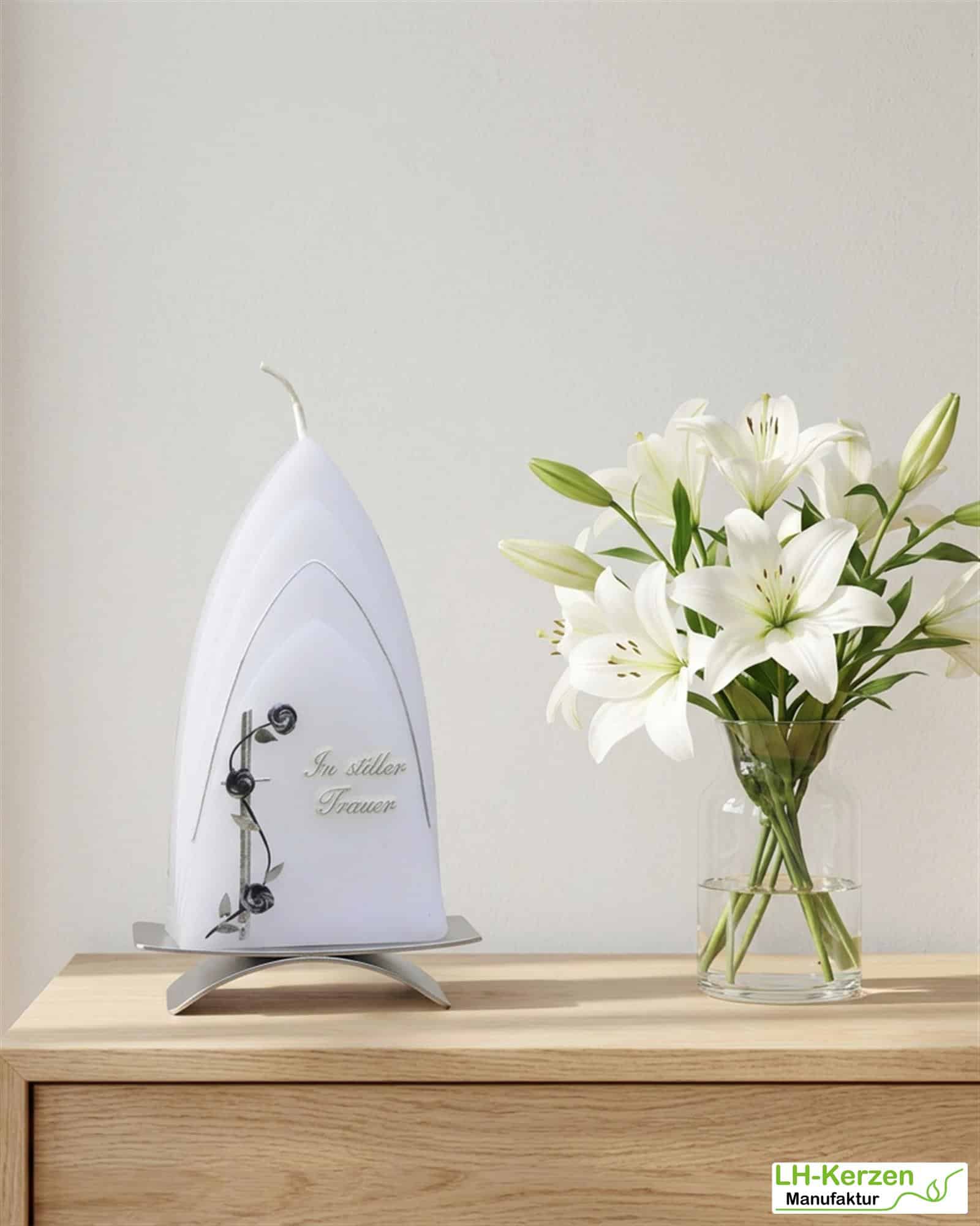 Weiße Trauerkerze In stiller Trauer mit Kreuz in antik-silber, Formkerze