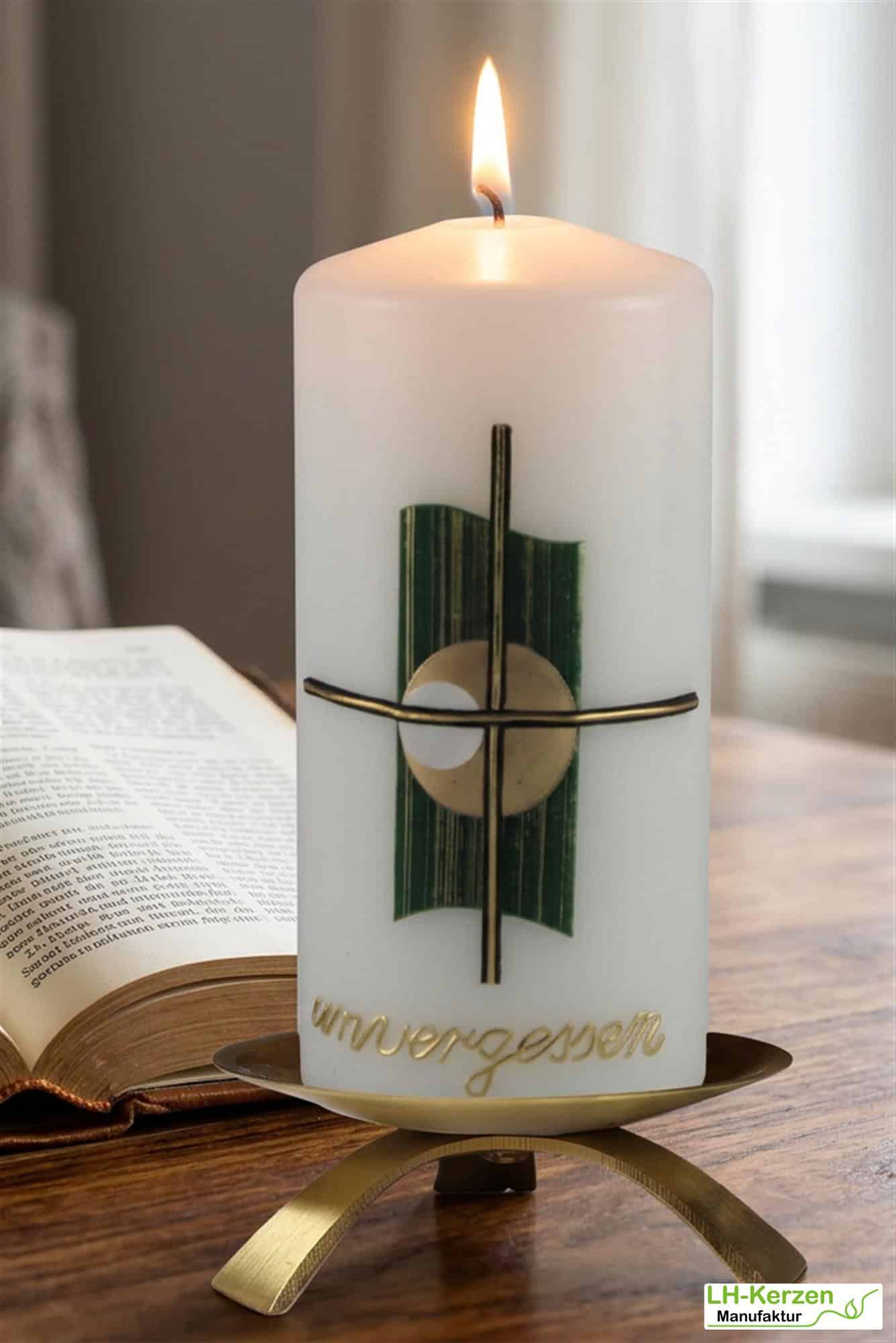 weiße, kleine Trauerkerze mit Kreuz und Echtwachsbeschriftung "unvergessen