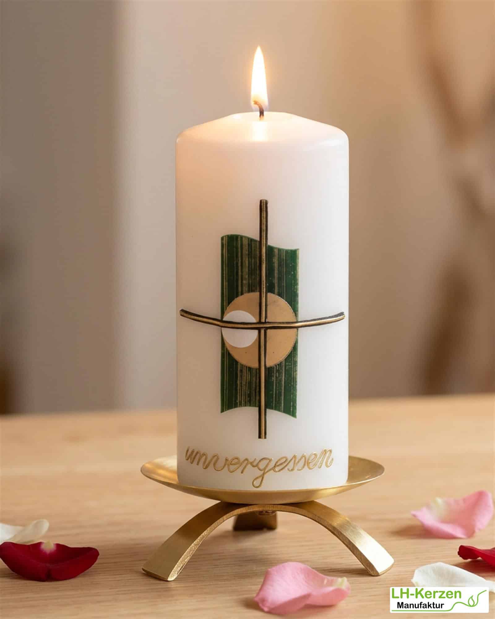 weiße, kleine Trauerkerze mit Kreuz und Echtwachsbeschriftung "unvergessen