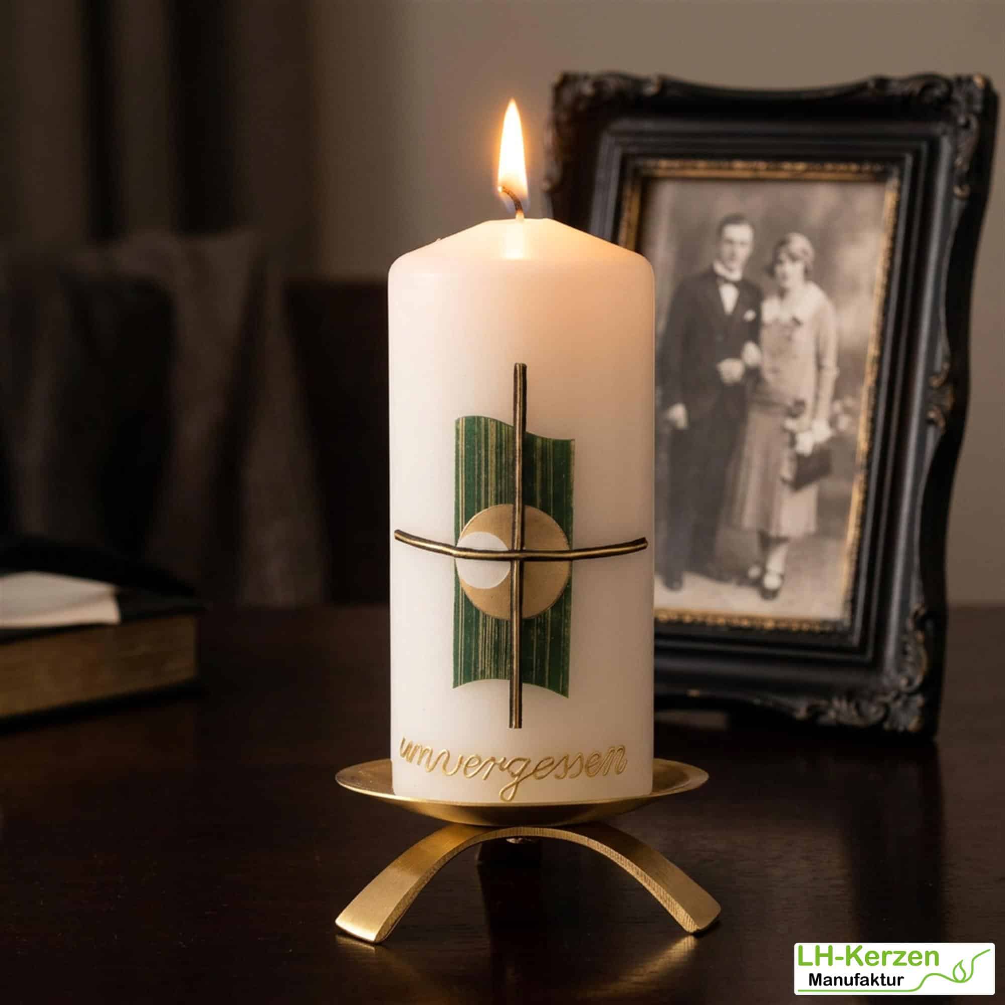 weiße, kleine Trauerkerze mit Kreuz und Echtwachsbeschriftung "unvergessen