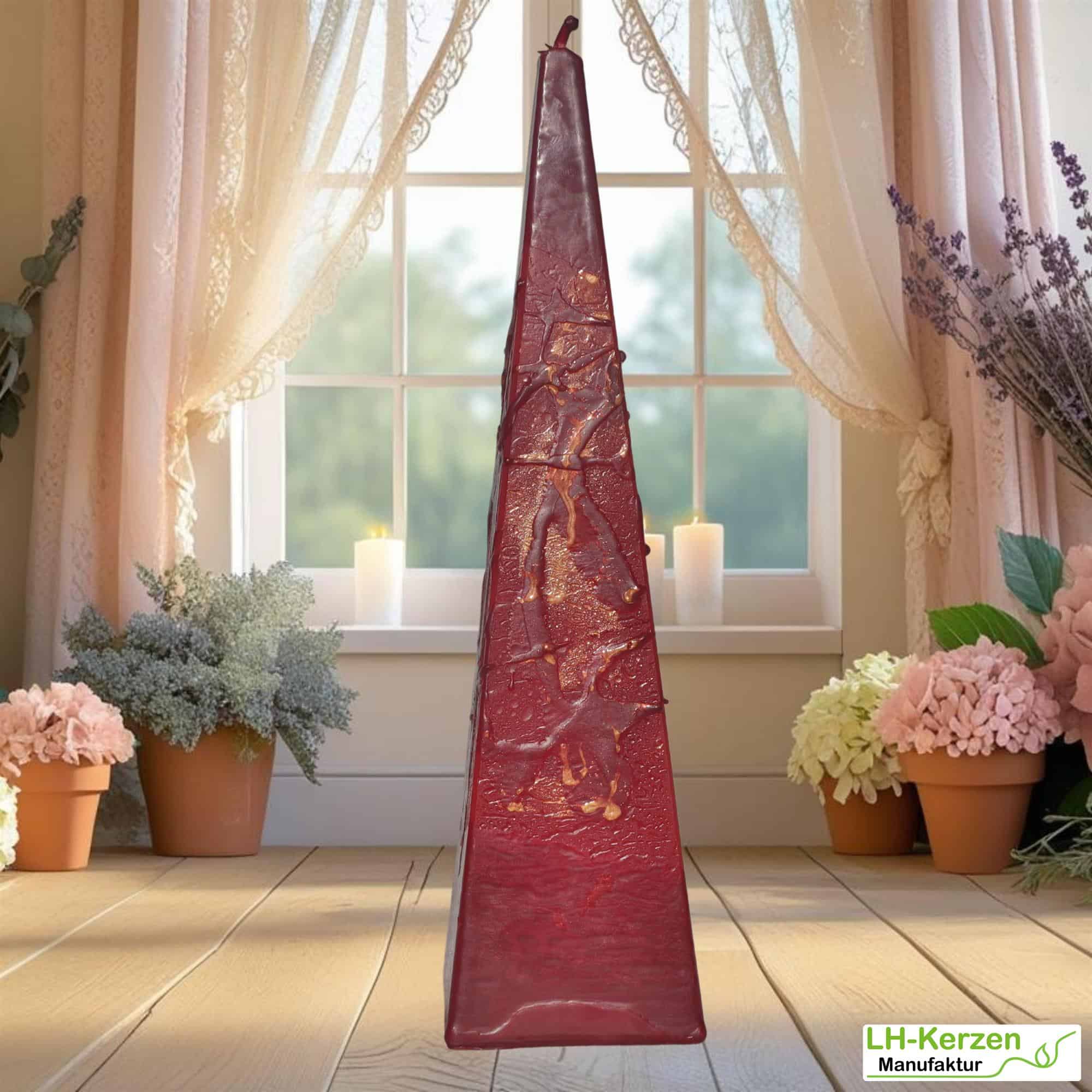 Dekorative Pyramidenkerze „FeuerGlanz“ – rot-marmorierte Kerze in außergewöhnlicher Form