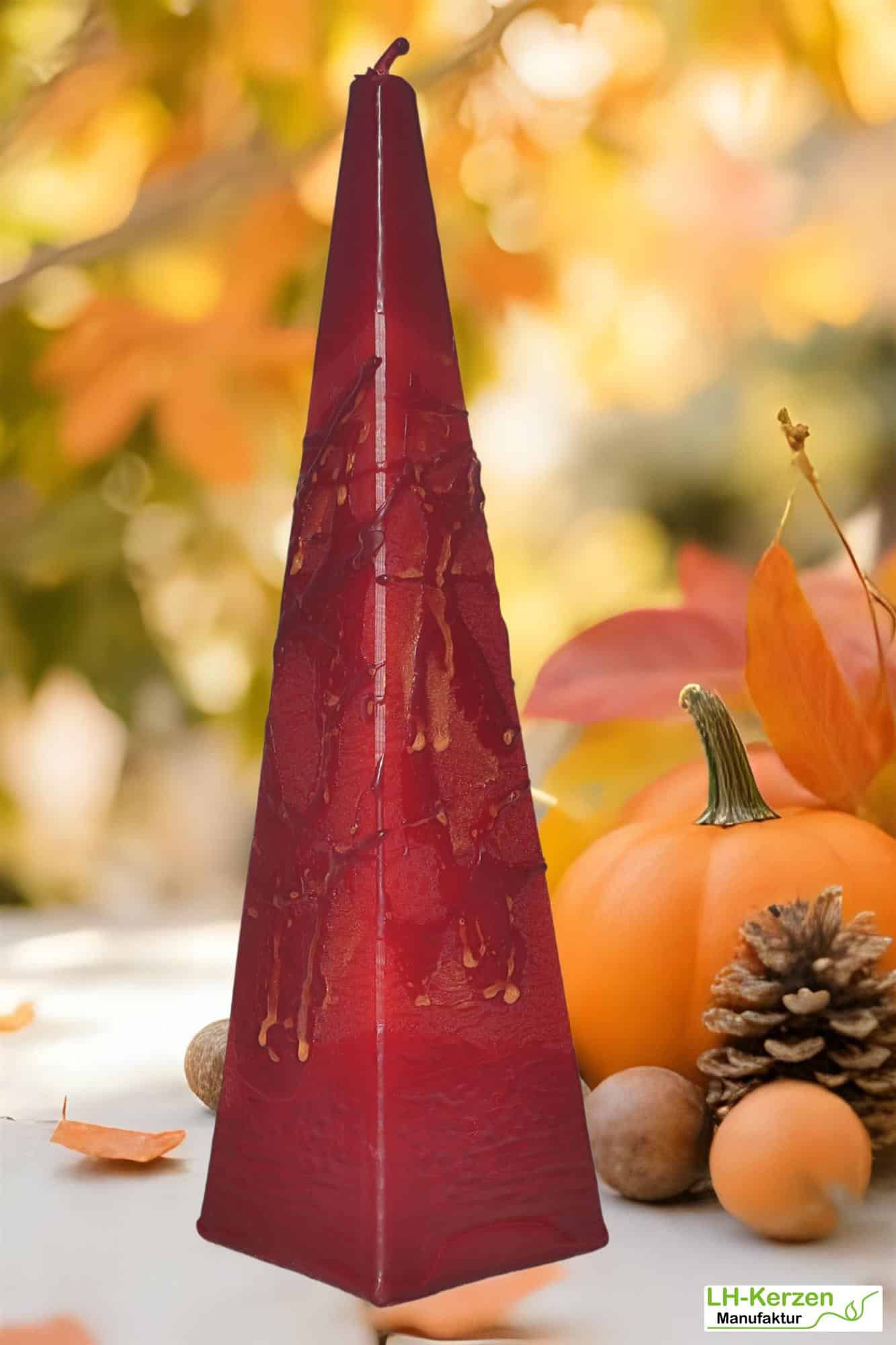 Dekorative Pyramidenkerze „FeuerGlanz“ – rot-marmorierte Kerze in außergewöhnlicher Form