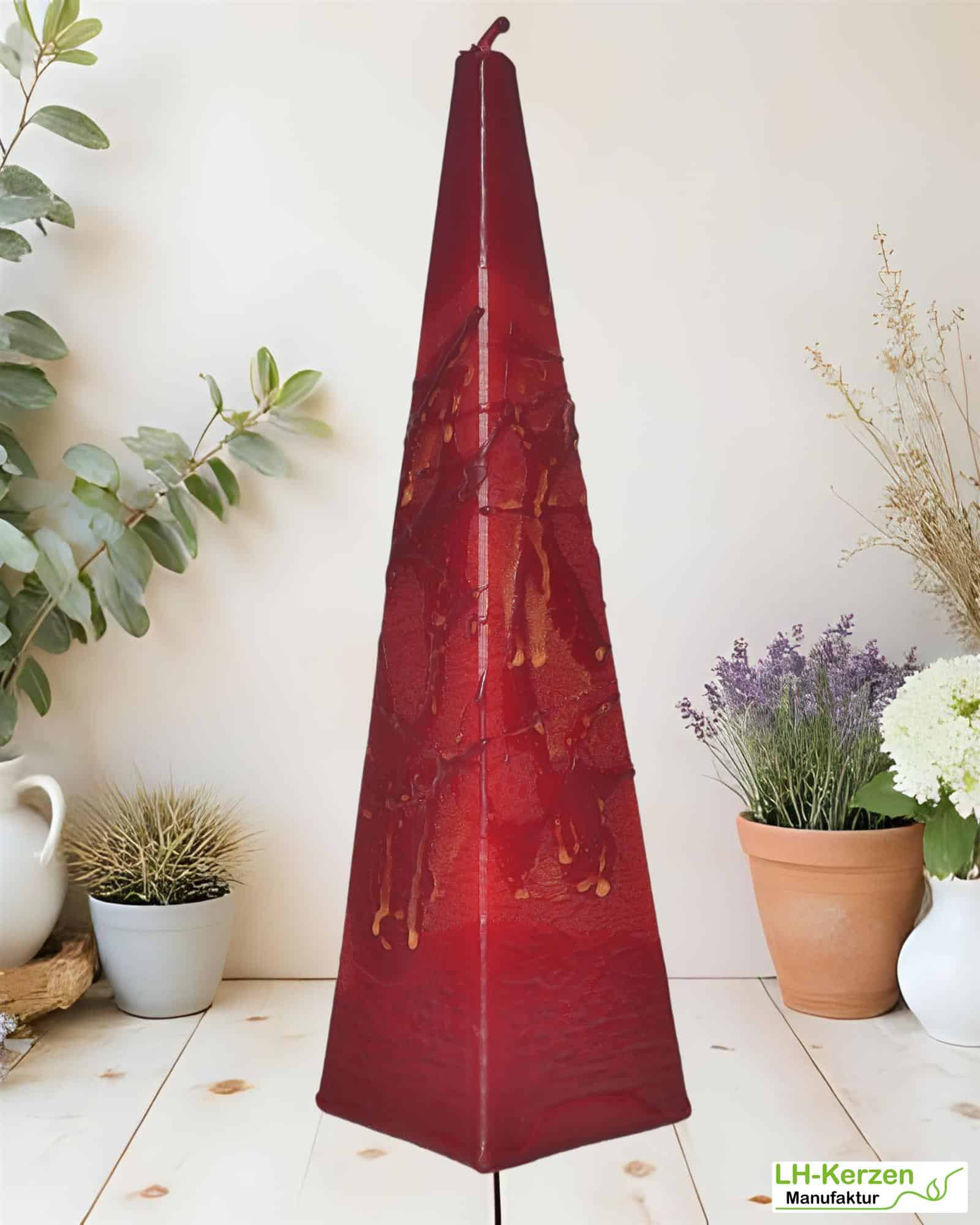 Dekorative Pyramidenkerze „FeuerGlanz“ – rot-marmorierte Kerze in außergewöhnlicher Form