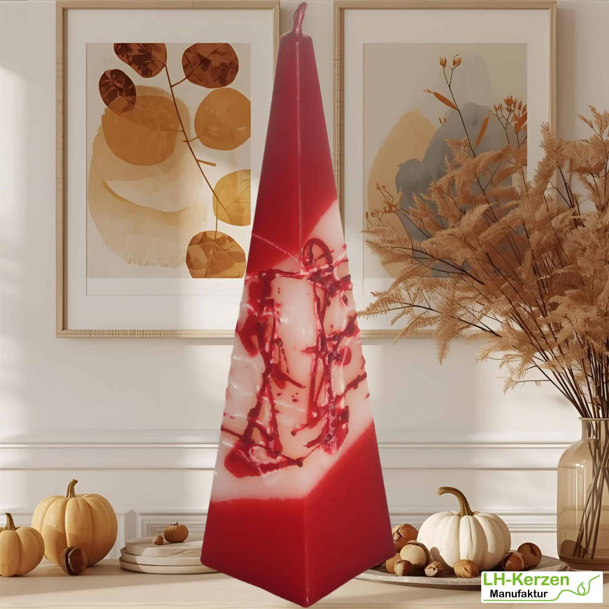 Pyramidenkerze „WinterGlut“ – rot-weiße Handarbeit mit kunstvoller Struktur, dekorativ & festlich