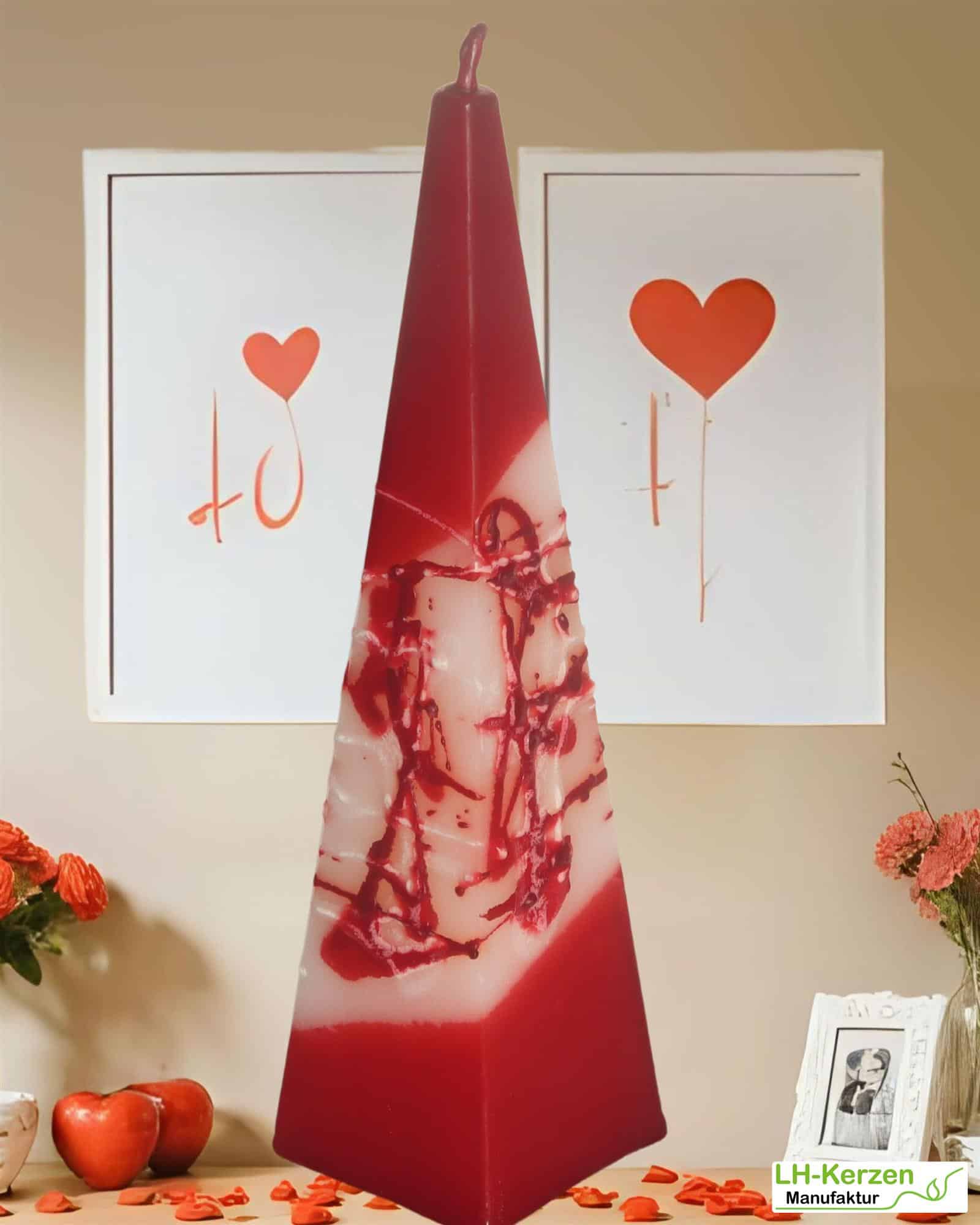 Pyramidenkerze „WinterGlut“ – rot-weiße Handarbeit mit kunstvoller Struktur, dekorativ & festlich