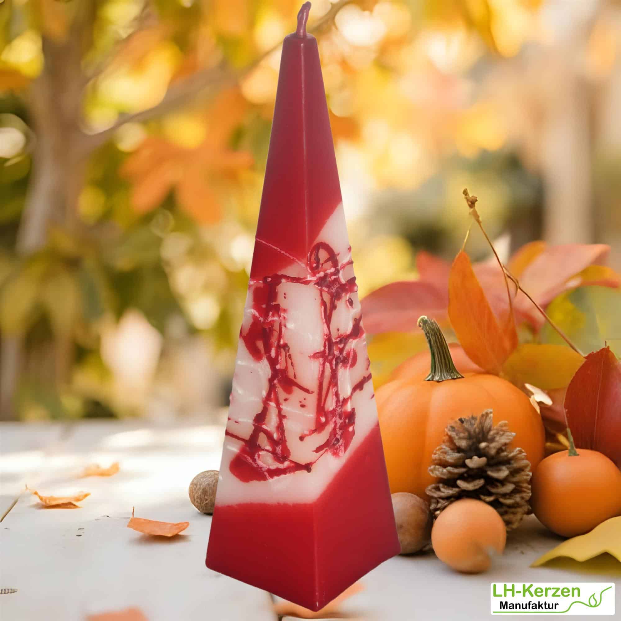 Pyramidenkerze „WinterGlut“ – rot-weiße Handarbeit mit kunstvoller Struktur, dekorativ & festlich