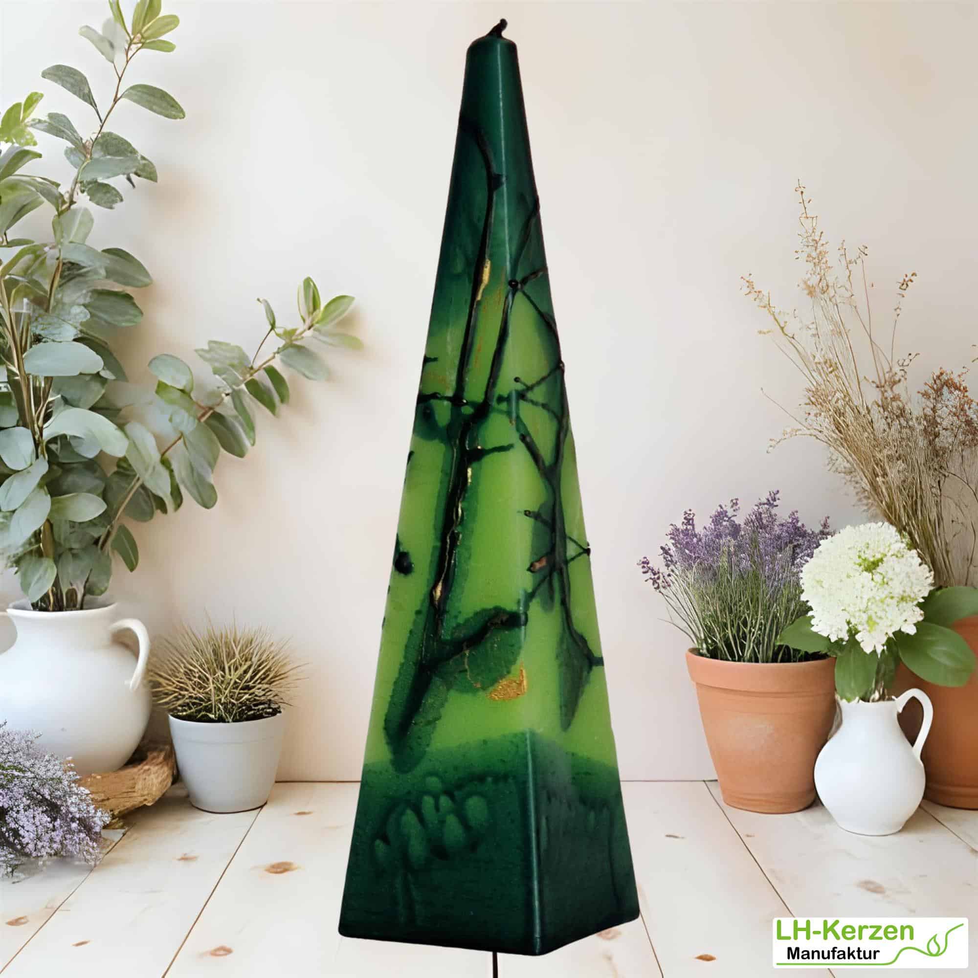 Pyramidenkerze „SmaragdLicht“ – handgegossene grüne Kerze mit Struktur, dekorativ & einzigartig