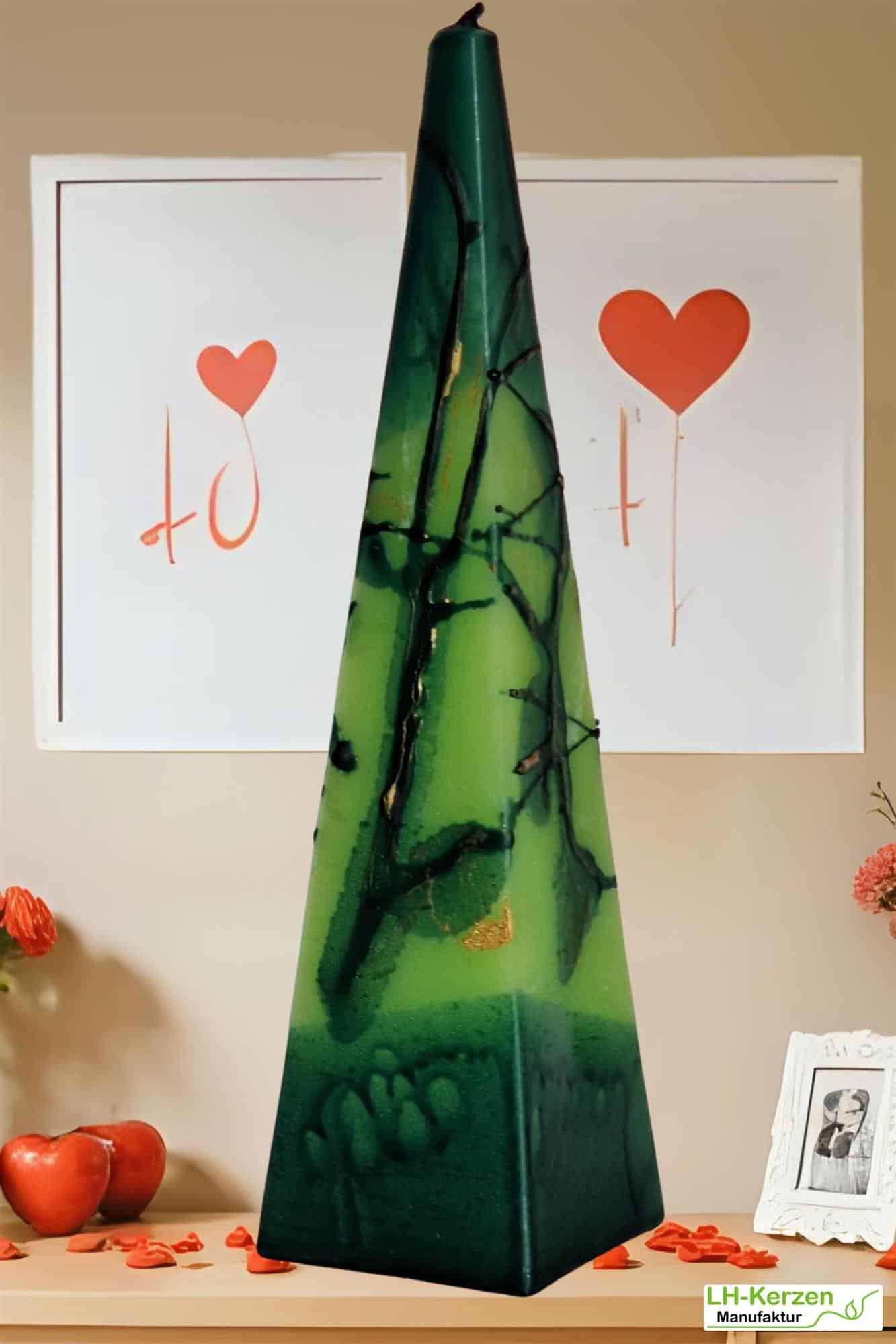 Pyramidenkerze „SmaragdLicht“ – handgegossene grüne Kerze mit Struktur, dekorativ & einzigartig