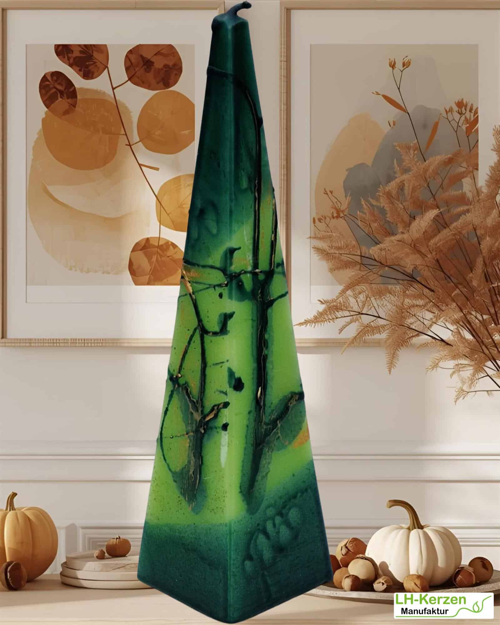 Pyramidenkerze „SmaragdLicht“ – handgegossene grüne Kerze mit Struktur, dekorativ & einzigartig