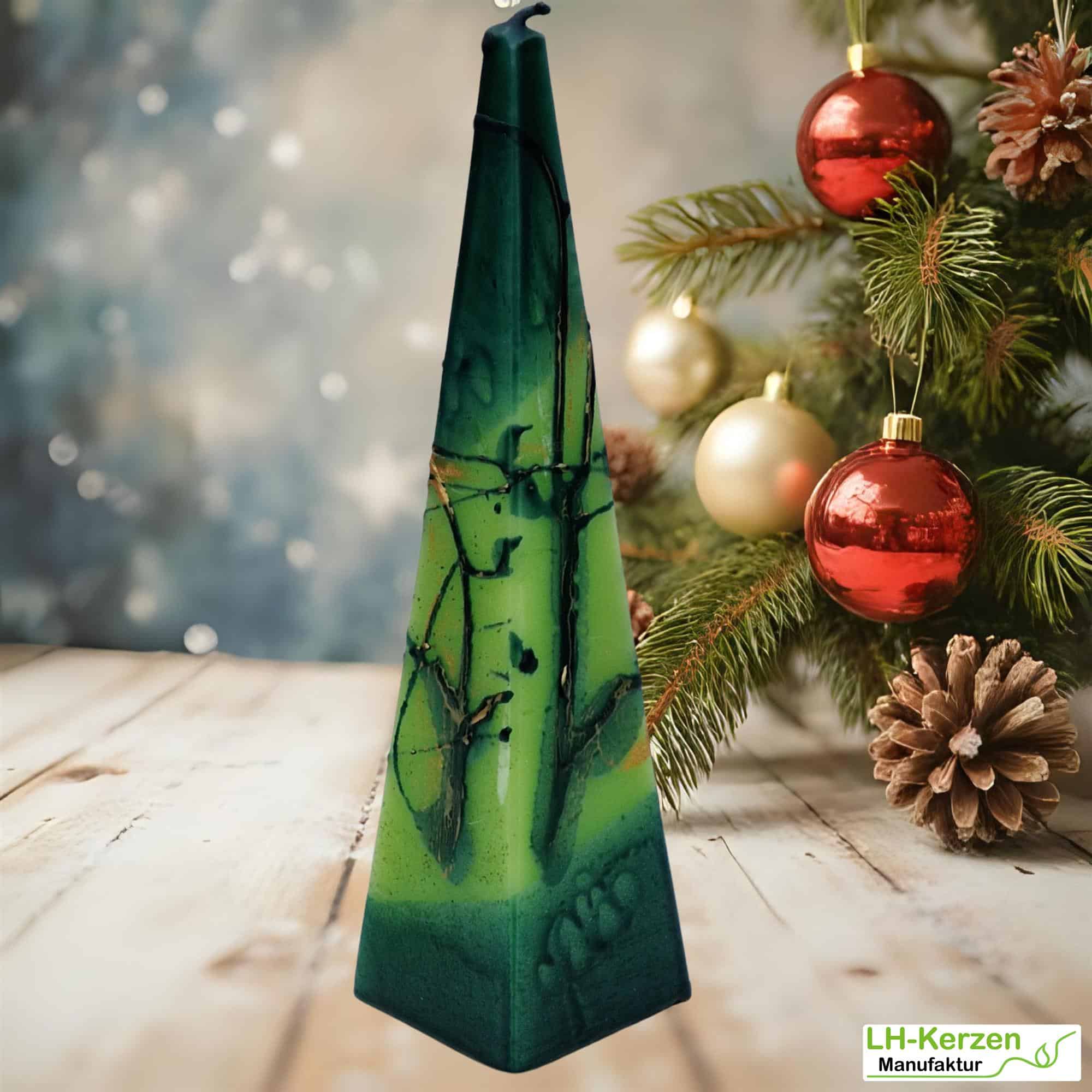 Pyramidenkerze „SmaragdLicht“ – handgegossene grüne Kerze mit Struktur, dekorativ & einzigartig