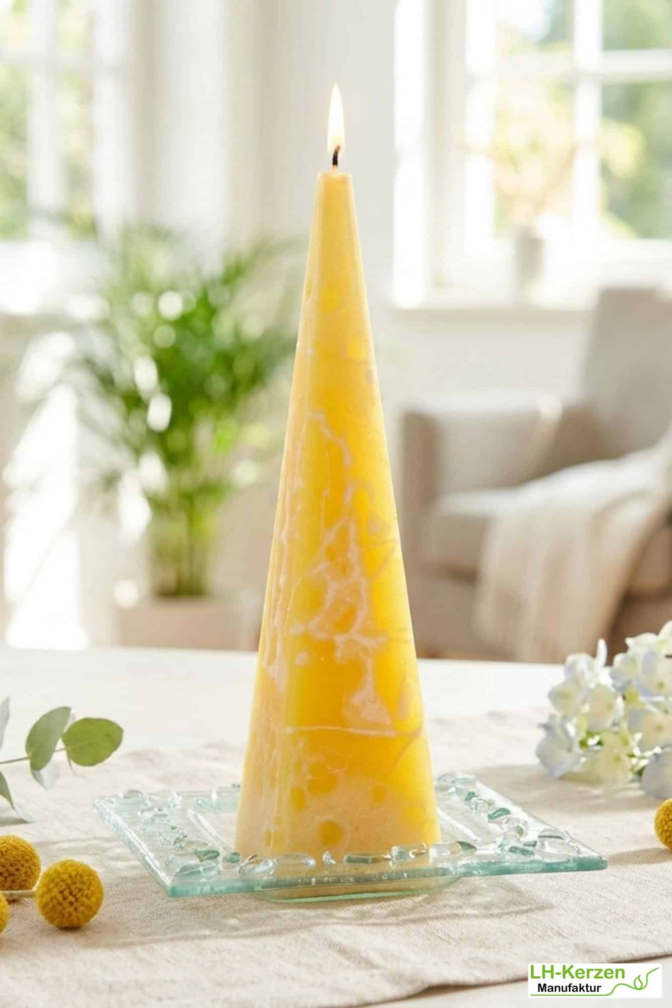 Dekorative Pyramidenkerze „LichtGlanz“ – gelb marmorierte Kerze in außergewöhnlicher Form