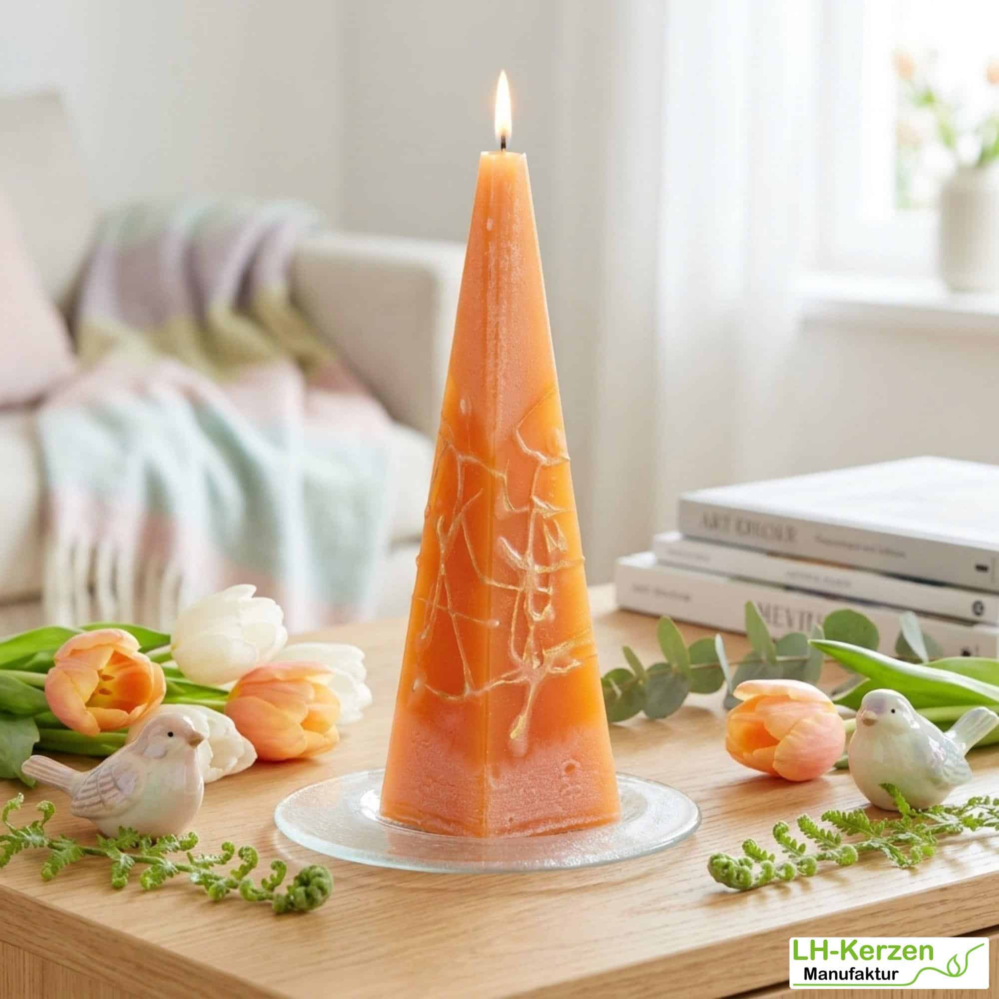 Dekorative Pyramidenkerze „SonnenGlanz“ – orange marmorierte Kerze in außergewöhnlicher Form