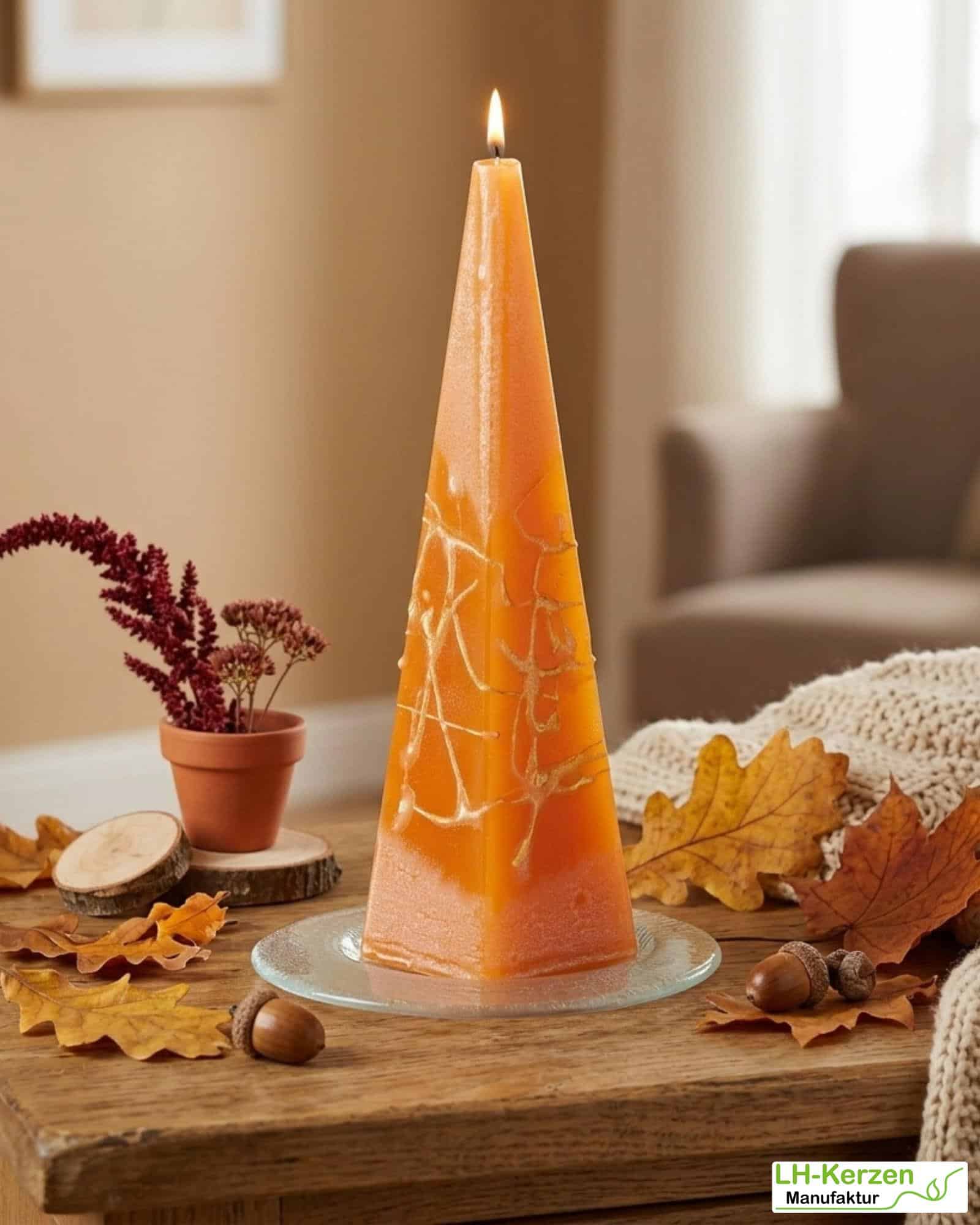 Dekorative Pyramidenkerze „SonnenGlanz“ – orange marmorierte Kerze in außergewöhnlicher Form