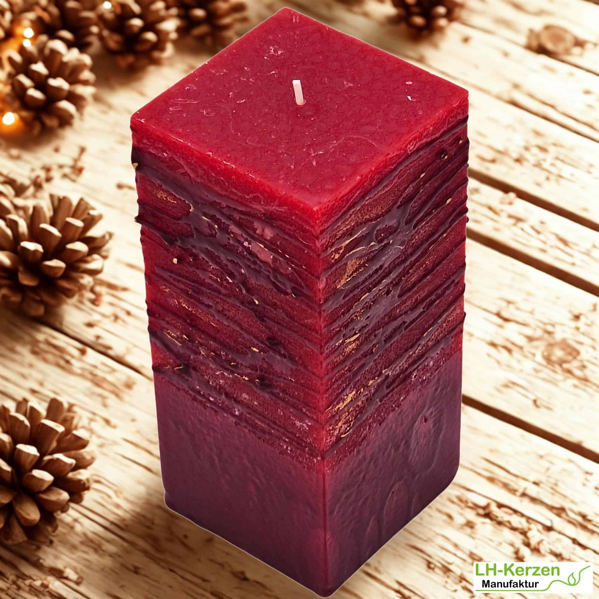 Quadratische Designkerze „FeuerGlut“ – handgemachte rote Kerze mit gold-roter Struktur