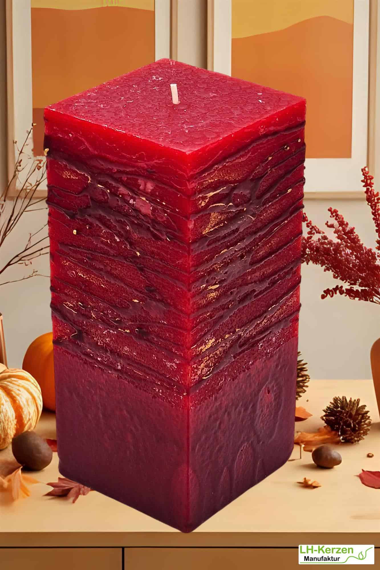 Quadratische Designkerze „FeuerGlut“ – handgemachte rote Kerze mit gold-roter Struktur