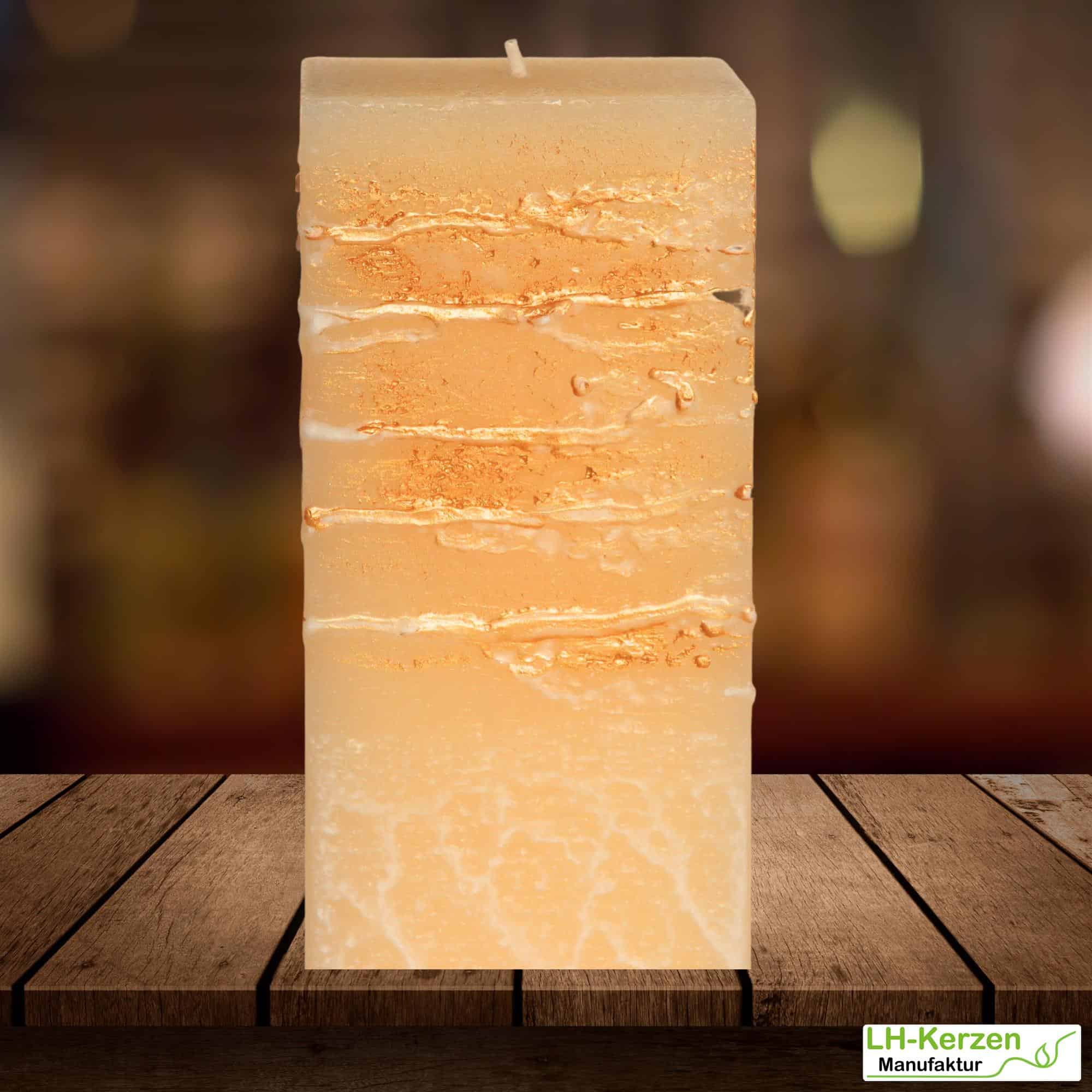 Quadratische Designkerze „GoldGlanz“ – handgemachte Kerze mit edler Struktur in warmem Goldton