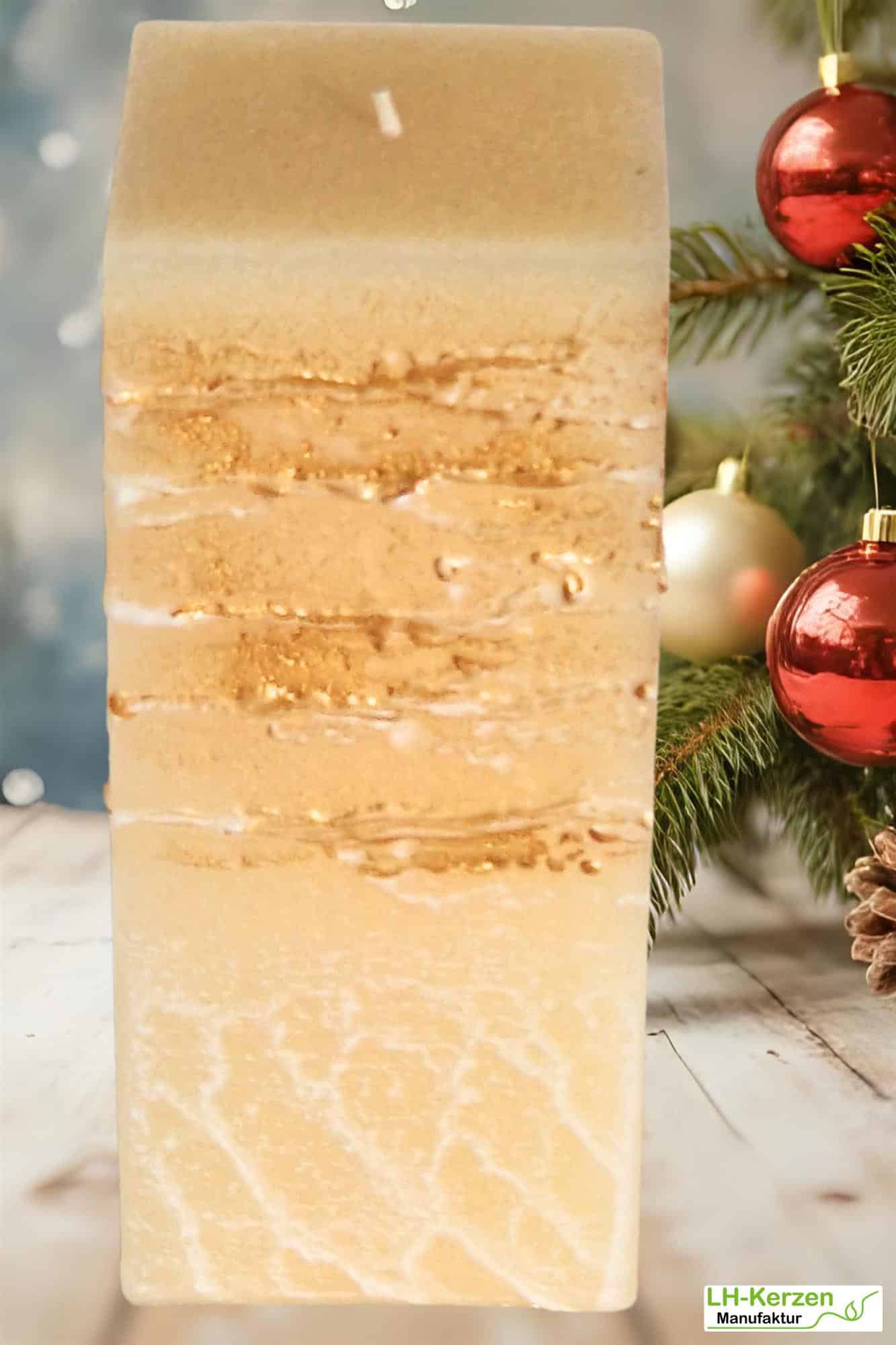 Quadratische Designkerze „GoldGlanz“ – handgemachte Kerze mit edler Struktur in warmem Goldton