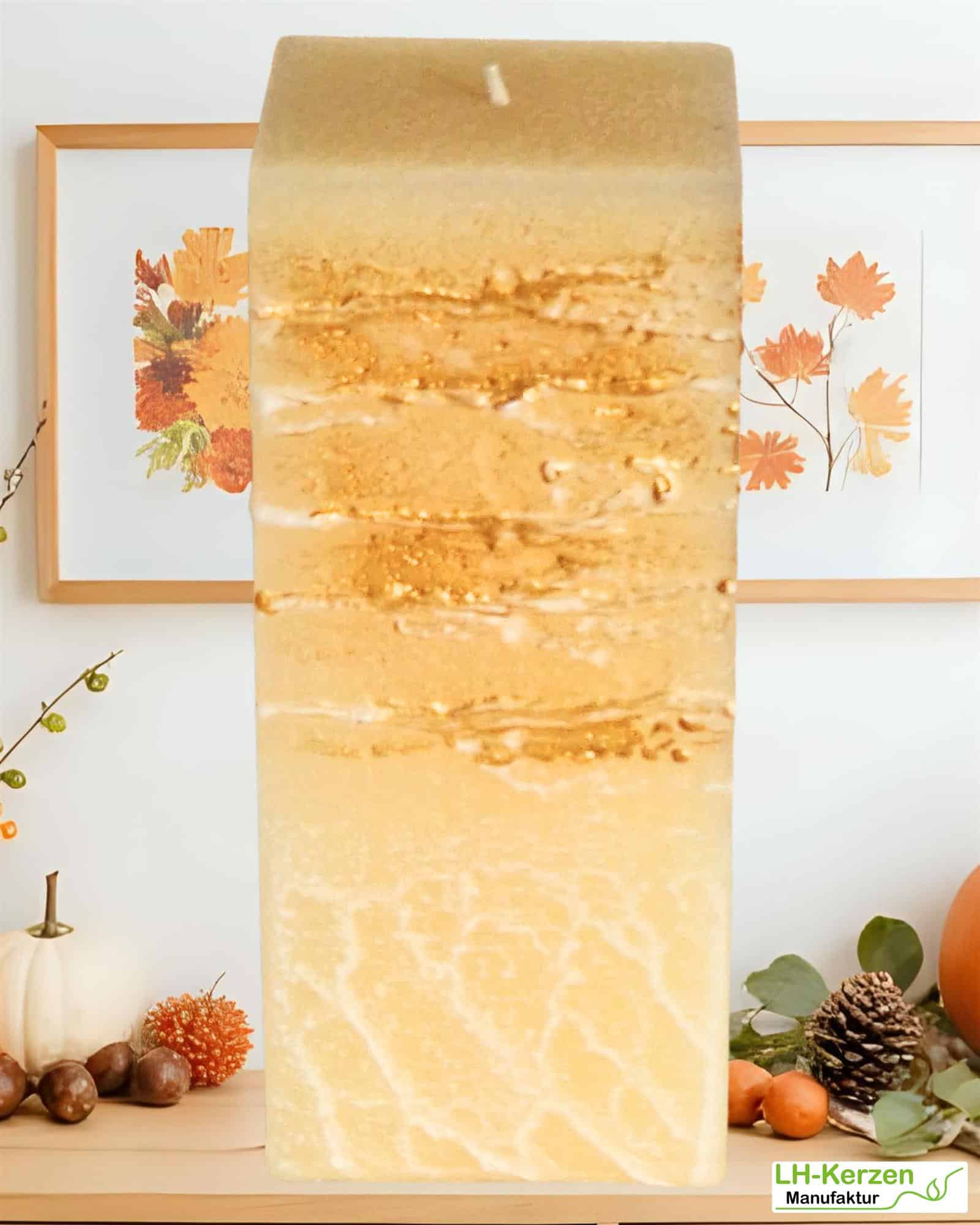 Quadratische Designkerze „GoldGlanz“ – handgemachte Kerze mit edler Struktur in warmem Goldton