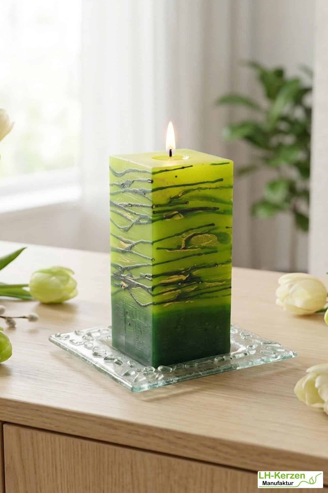Quadratische Designkerze „NaturGlanz“ – handgemachte grüne Kerze mit edler Struktur