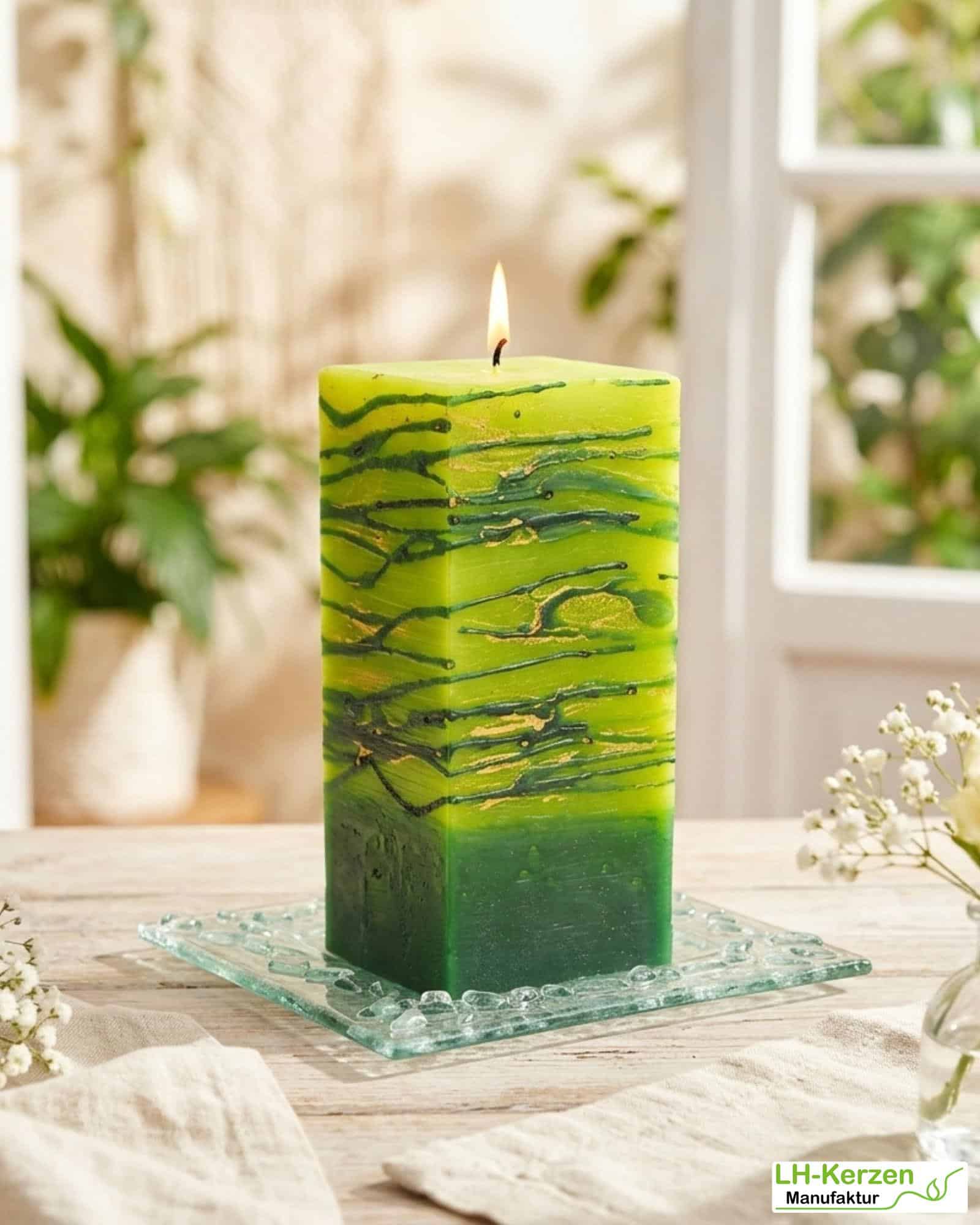 Quadratische Designkerze „NaturGlanz“ – handgemachte grüne Kerze mit edler Struktur