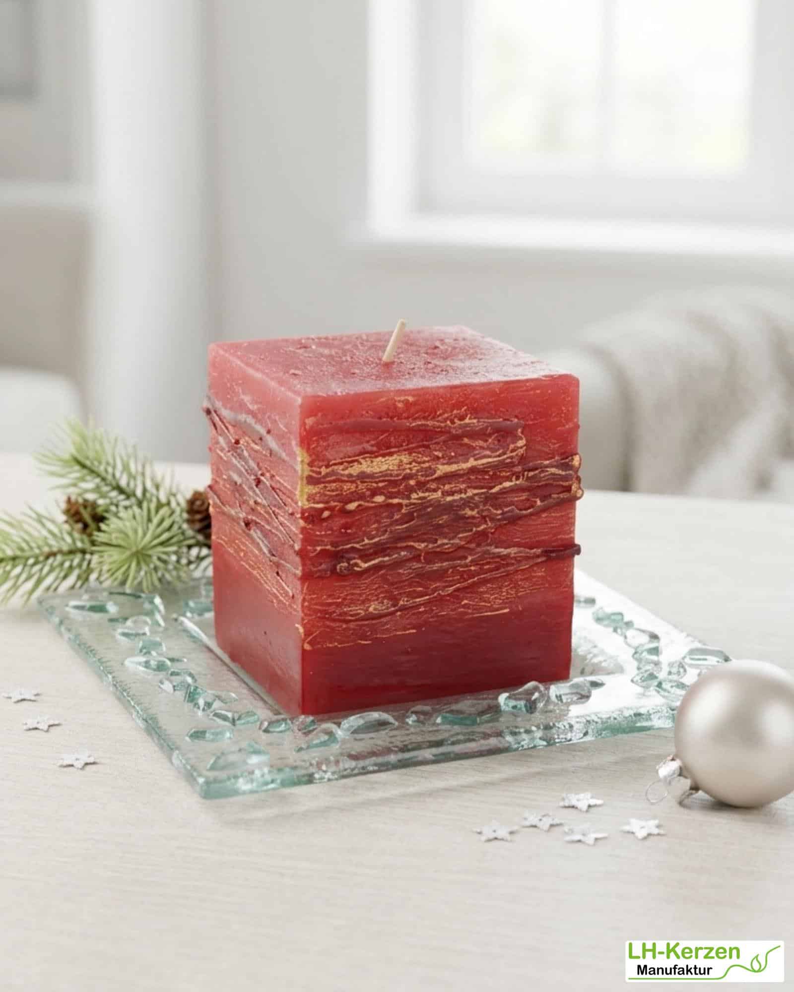 Quadratische Designkerze „FeuerGlut“ kompakt – rote Kerze mit gold-roter Struktur
