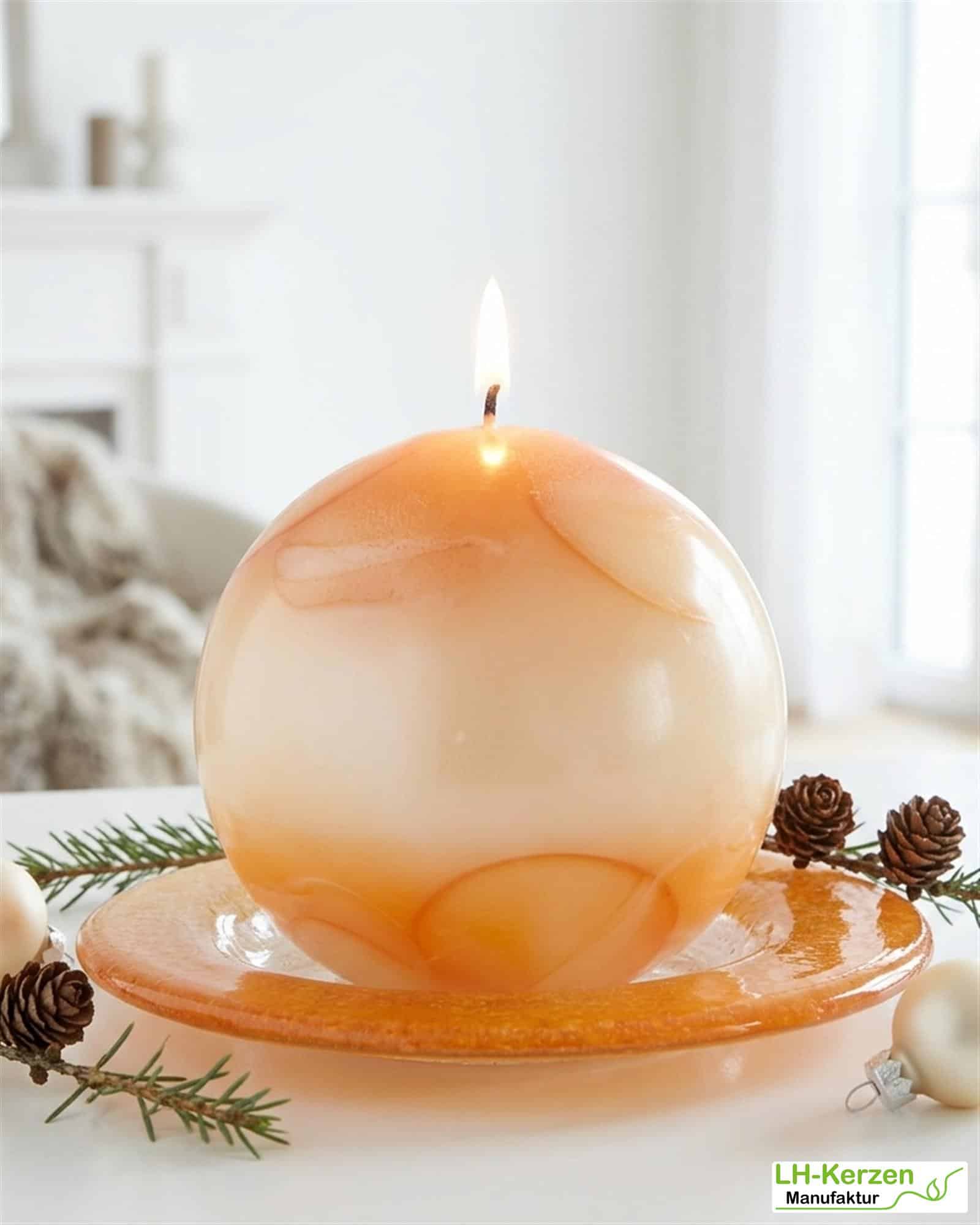 Kugelkerze in Weiß-Orange – moderne Designkerze mit sanfter Marmorierung