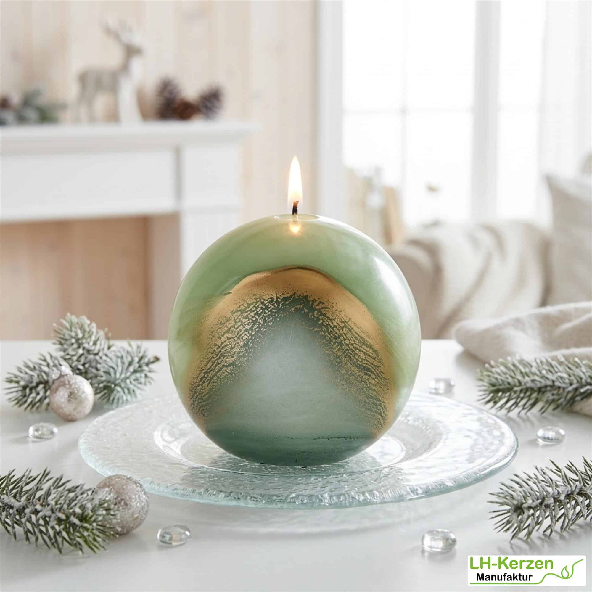 Kugelkerze „Lotus“ in Waldgrün – moderne Designkerze mit ruhiger Marmorierung