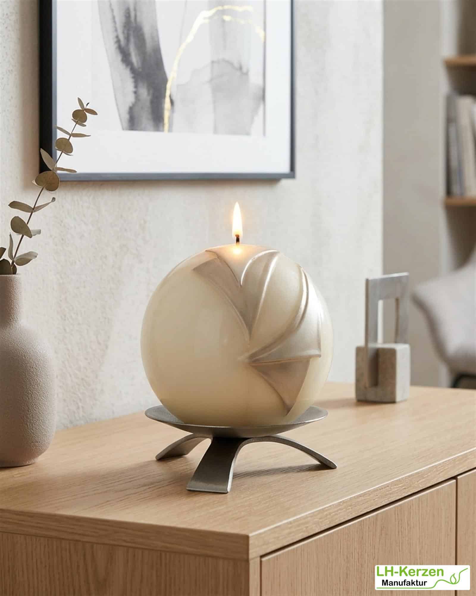 Kugelkerze „Aurelia“ in Cashmere – elegante Designkerze mit skulpturaler Form