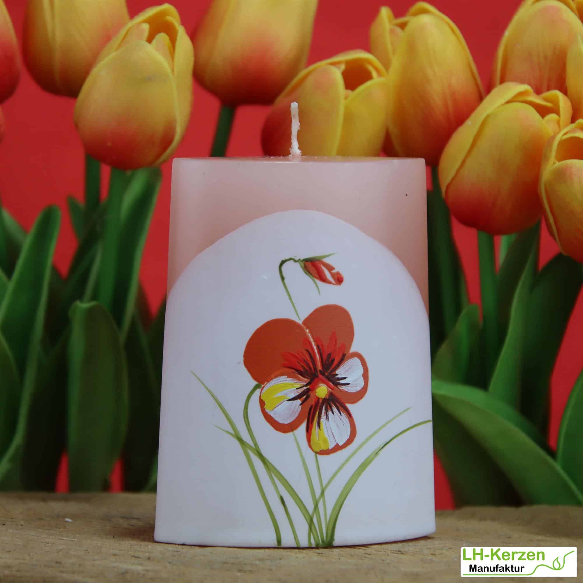 ViolaHarmony – Kleine handverzierte Formkerze mit Stiefmütterchen, Rosé-Weiß, exklusive Dekokerze