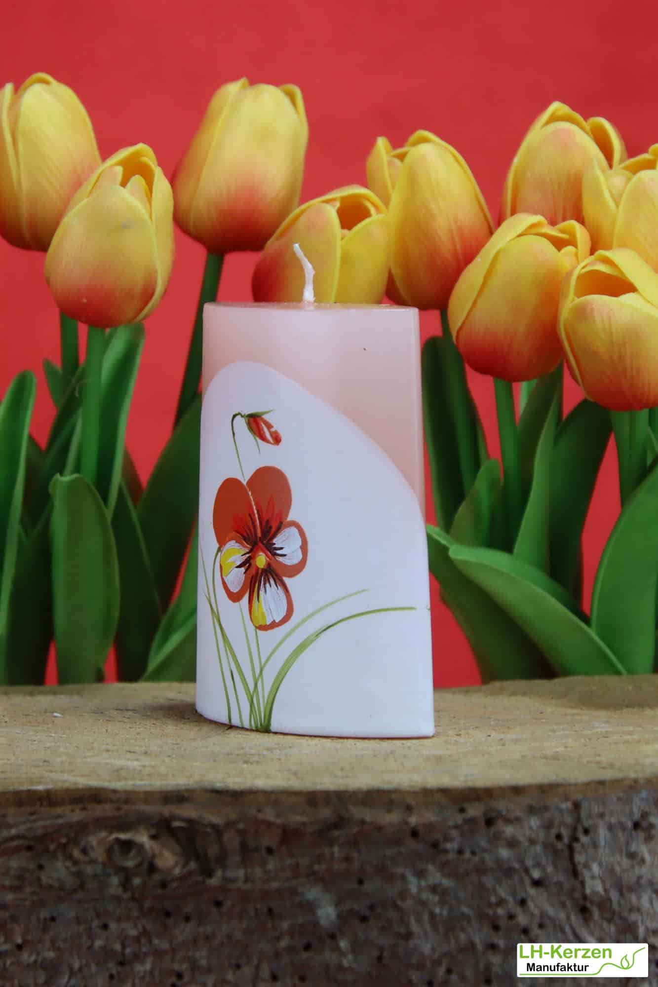 ViolaHarmony – Kleine handverzierte Formkerze mit Stiefmütterchen, Rosé-Weiß, exklusive Dekokerze