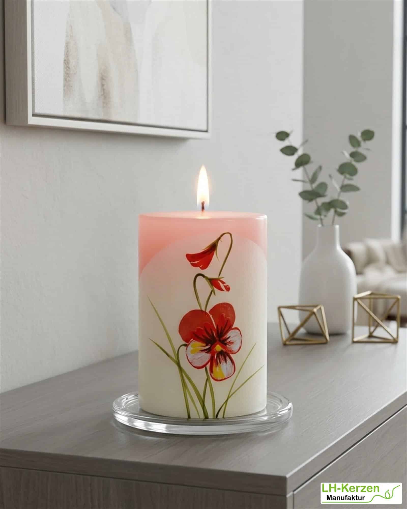 ViolaGrace – Handverzierte Stumpenkerze mit Stiefmütterchen, Rosé-Weiß, florale Designkerze