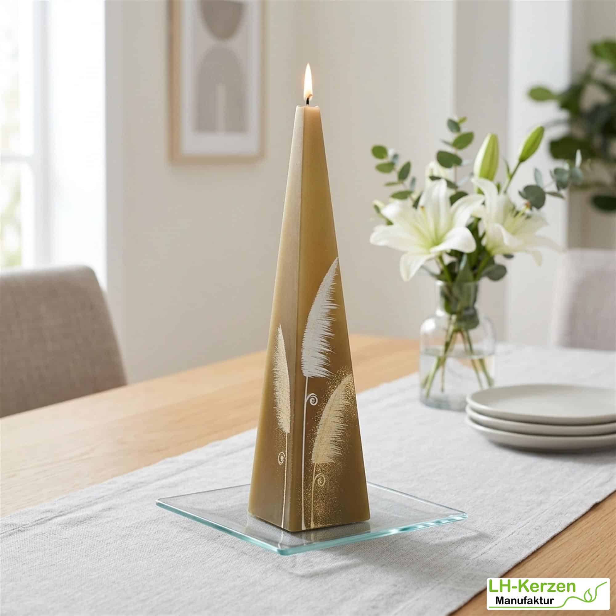 Olivgoldene Formkerze 'AuraHarmony' Kerze in Pyramidenform – Geometrisch & Modern